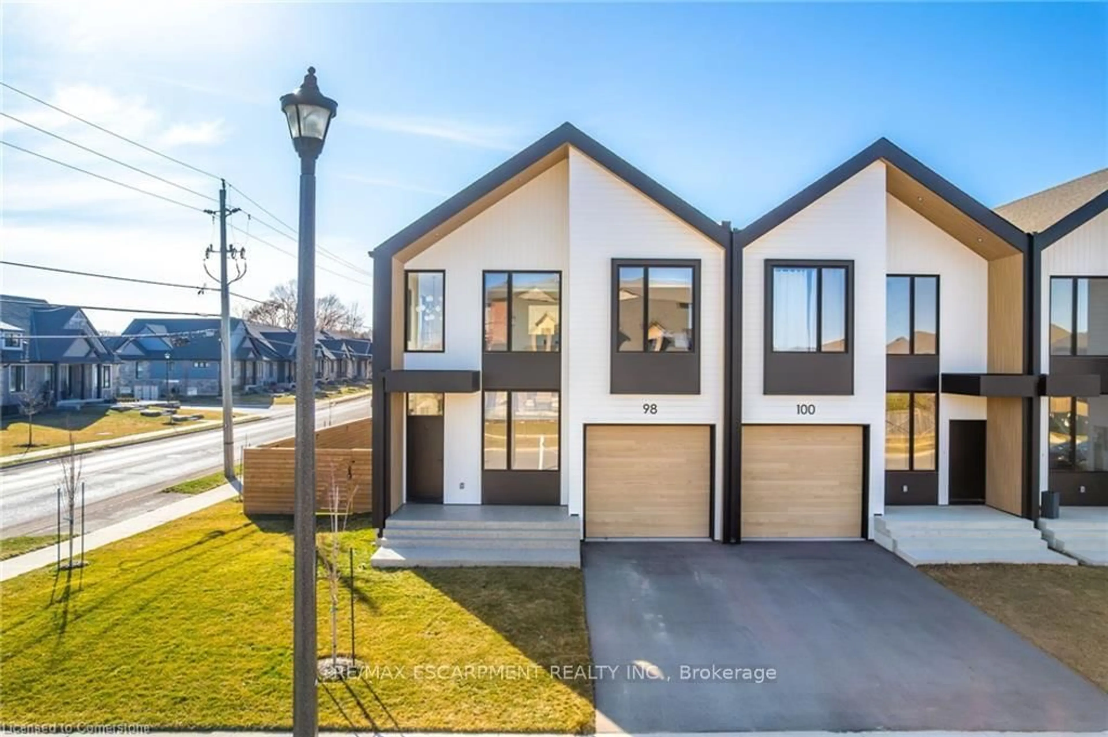 A pic from outside/outdoor area/front of a property/back of a property/a pic from drone, street for 98 Lametti Dr, Pelham Ontario L0S 1E6