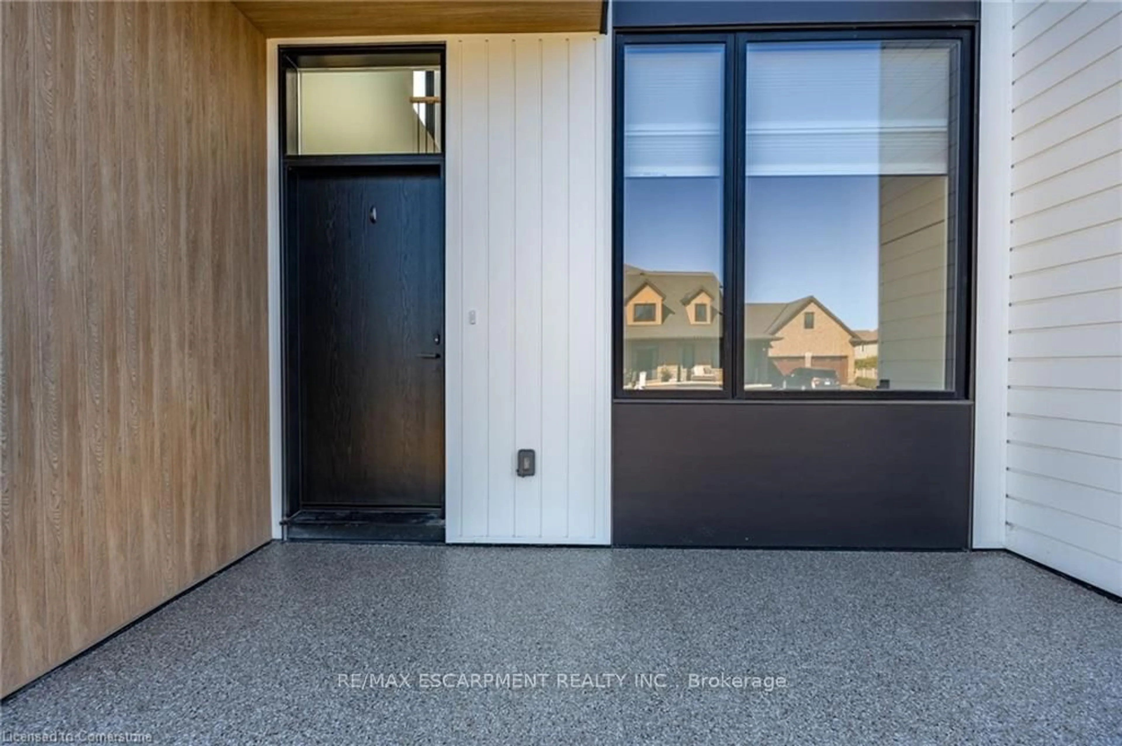 Indoor entryway for 98 Lametti Dr, Pelham Ontario L0S 1E6