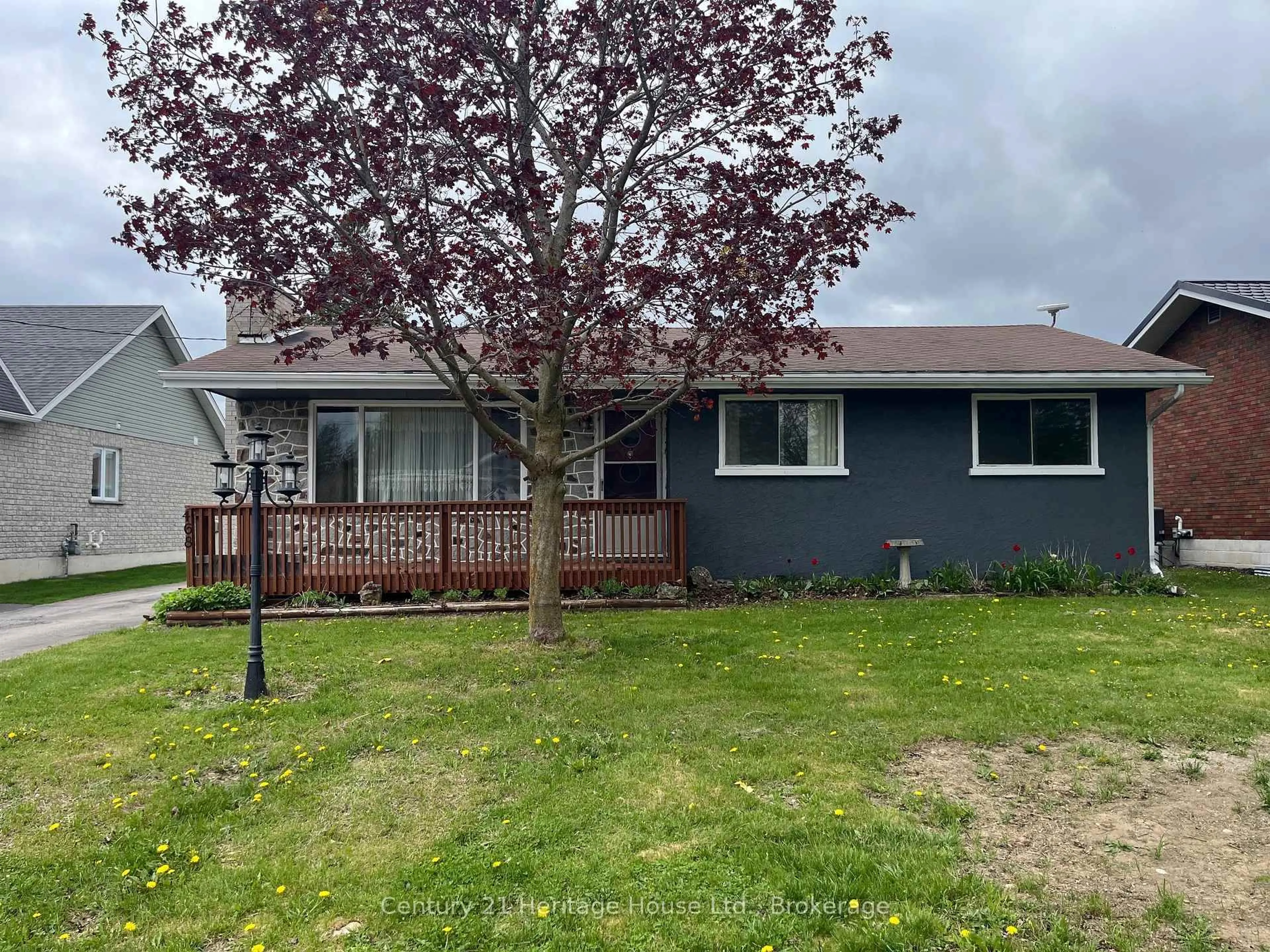 A pic from outside/outdoor area/front of a property/back of a property/a pic from drone, street for 468 Countess St, West Grey Ontario N0G 1R0
