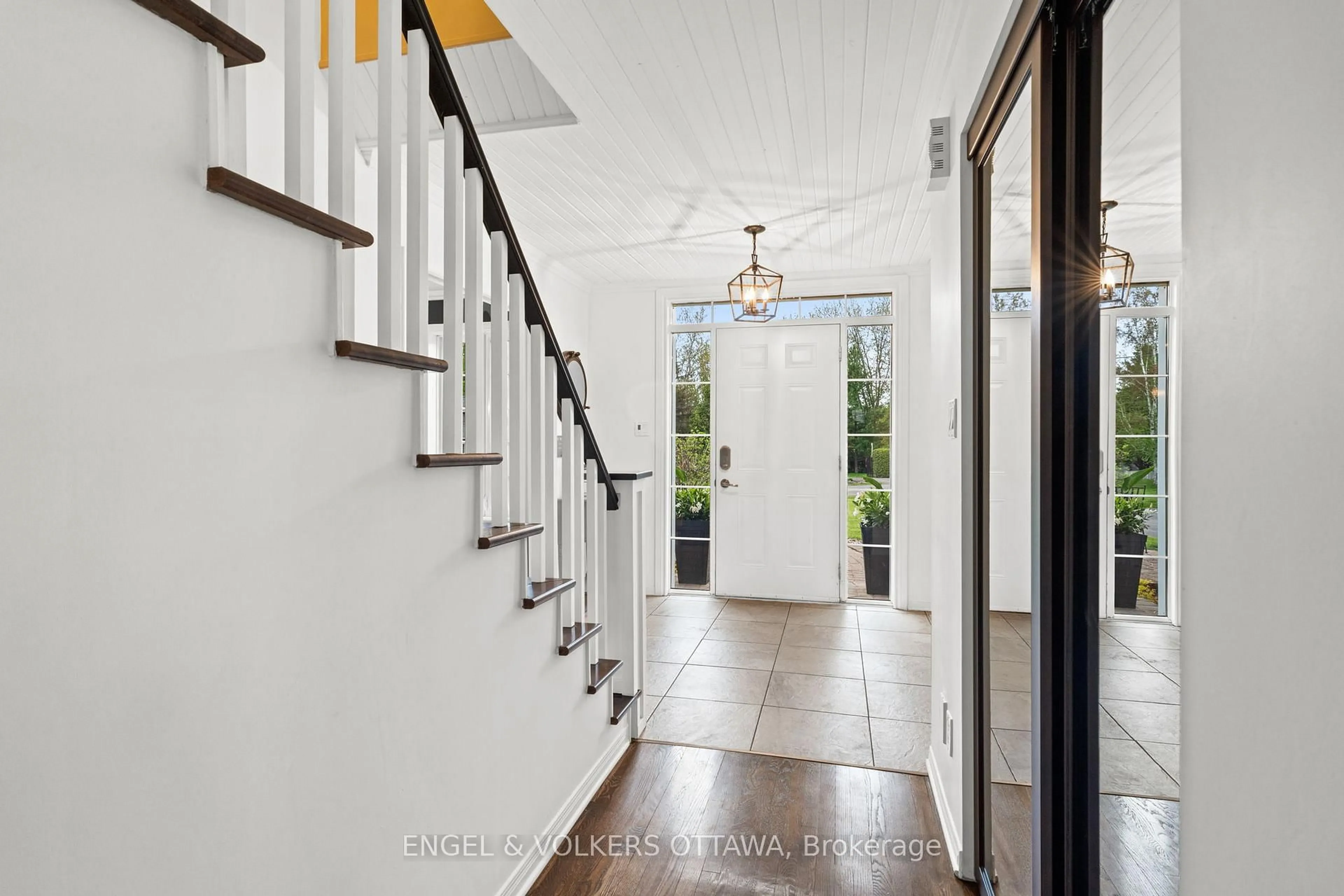 Indoor entryway for 935 Fieldown St, Ottawa Ontario K4C 1B9
