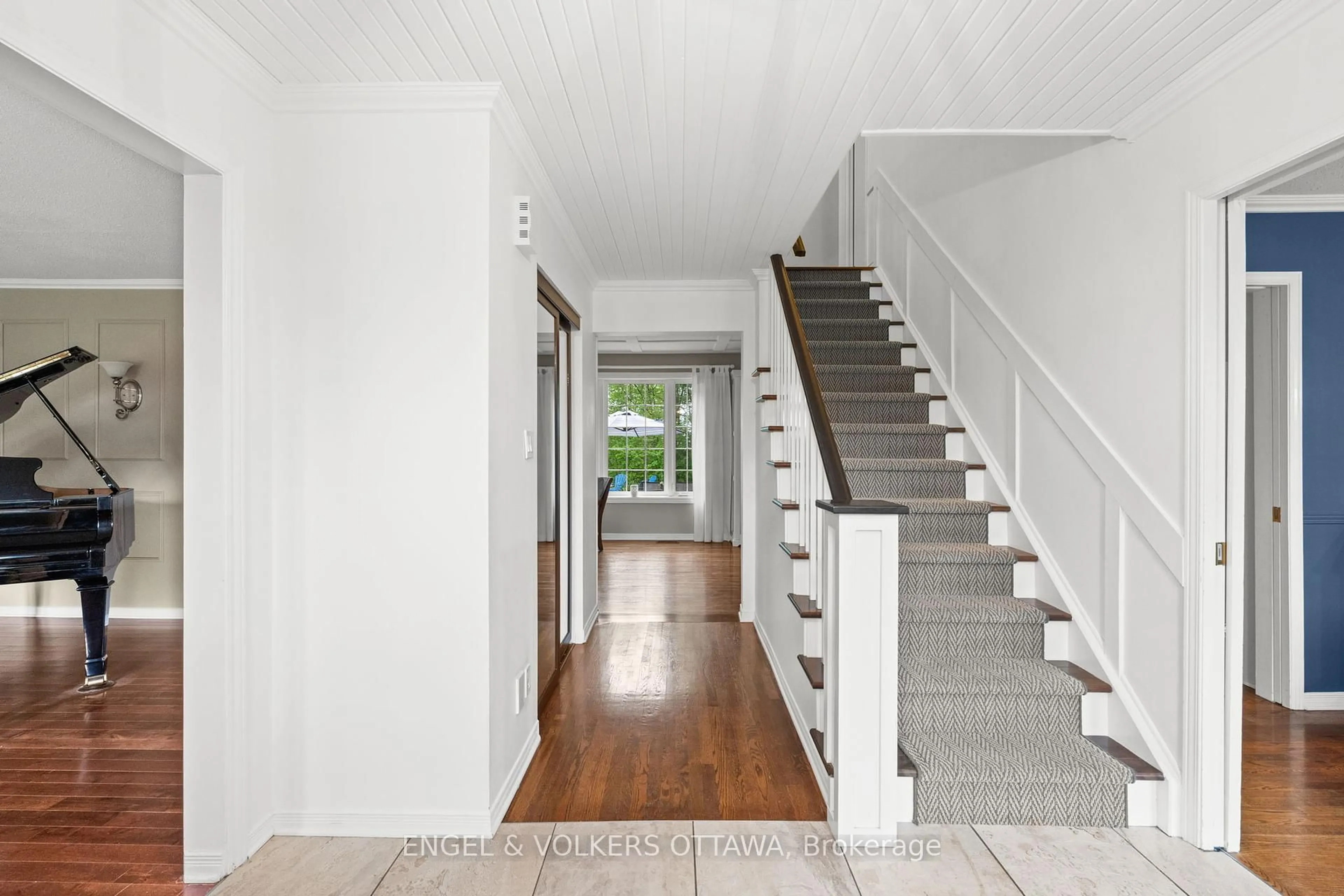 Indoor entryway for 935 Fieldown St, Ottawa Ontario K4C 1B9