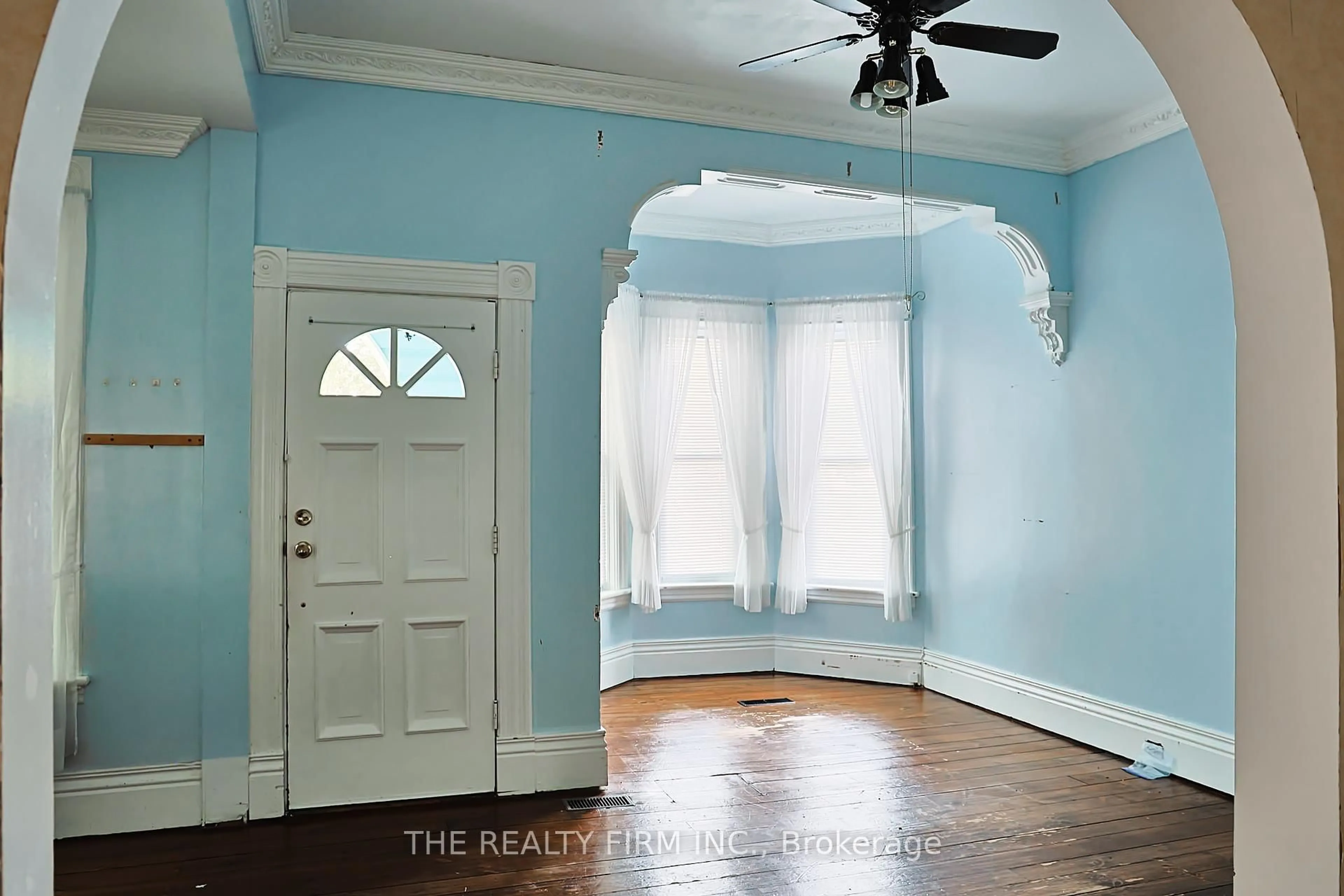 Indoor entryway for 20 Dufferin St, Aylmer Ontario N5H 2L5