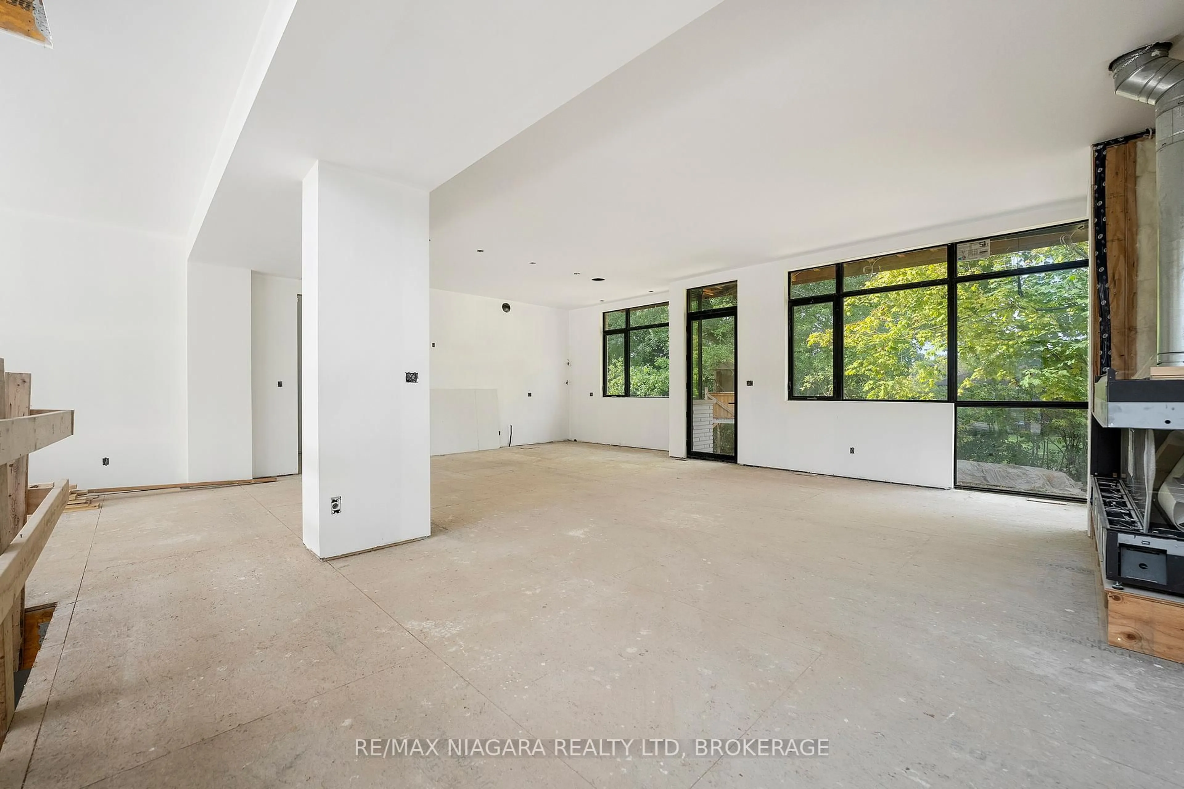 Indoor foyer for 8 KENT St, Niagara-on-the-Lake Ontario L0S 1L0