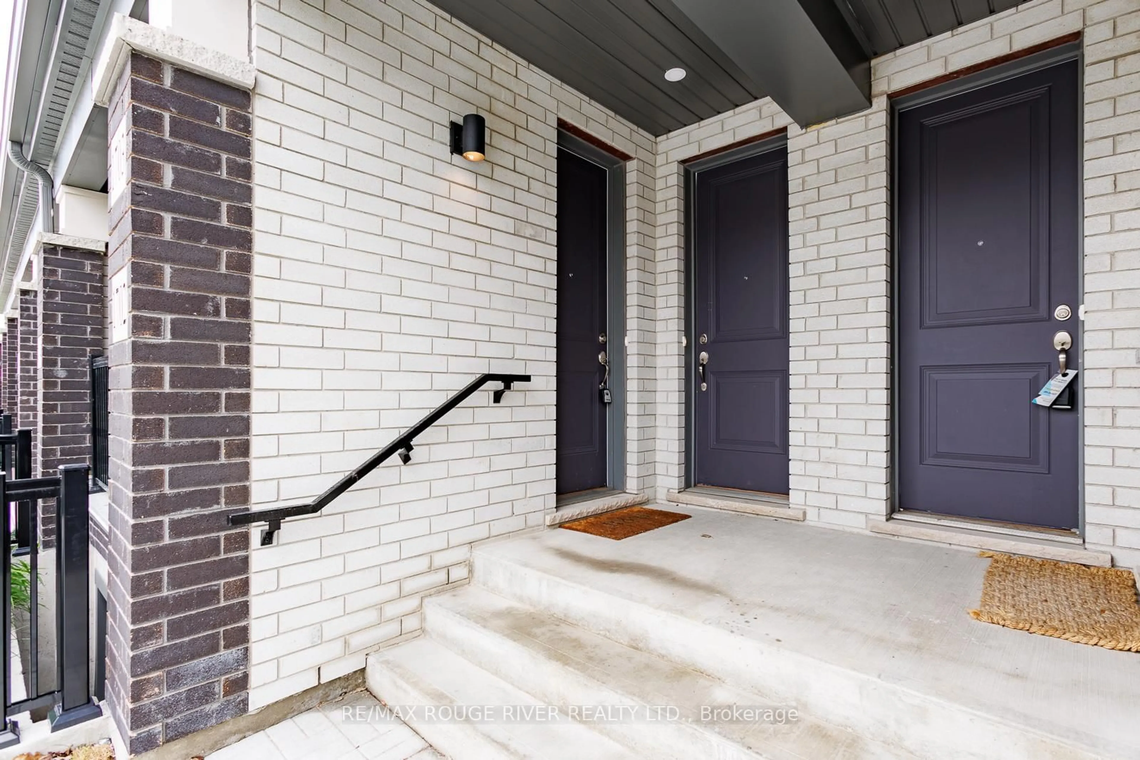 Indoor entryway for 160 Densmore Rd #1702, Cobourg Ontario K9A 0X8