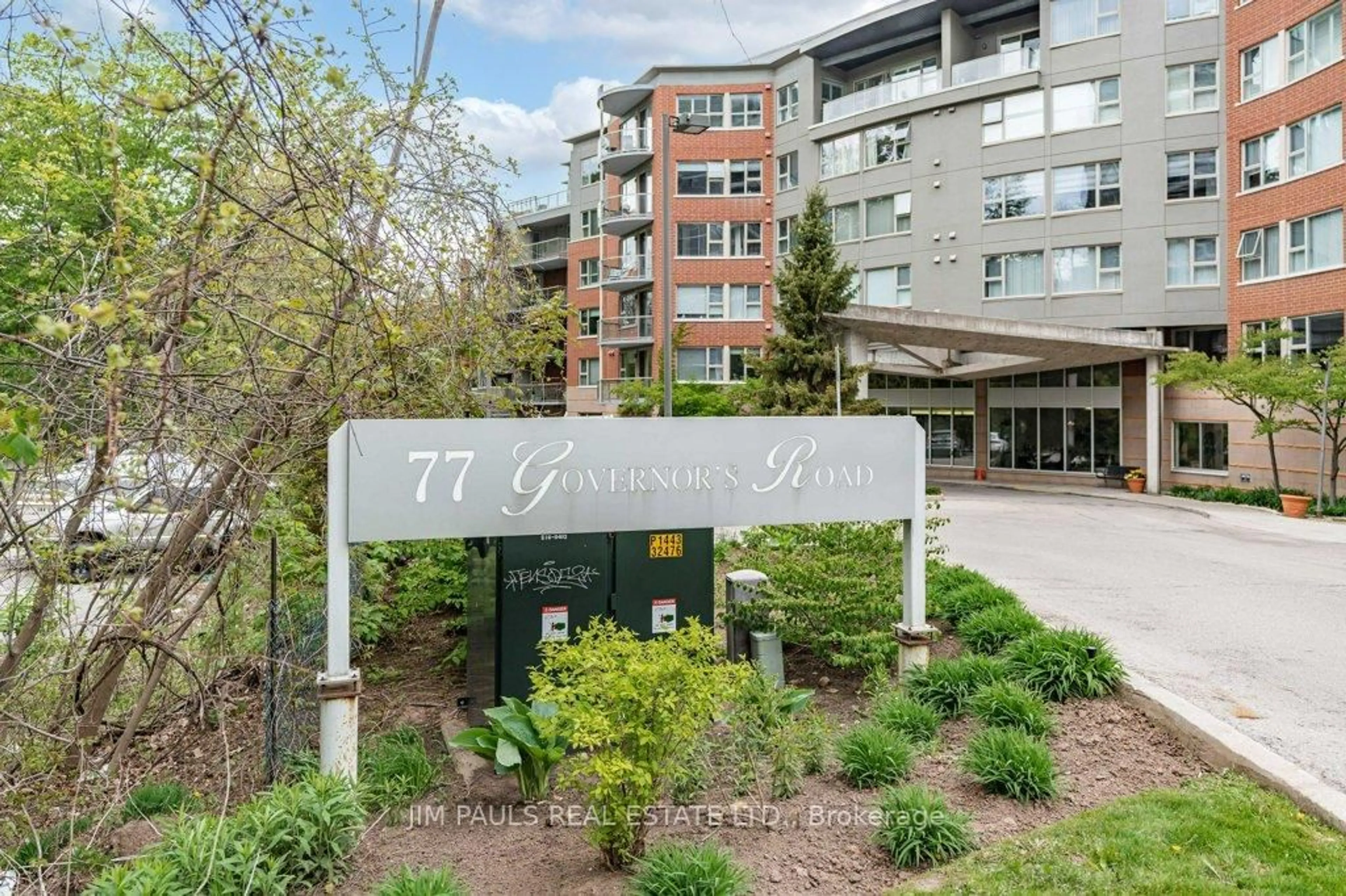 Indoor foyer for 77 Governors Rd #306, Hamilton Ontario L9H 7N8