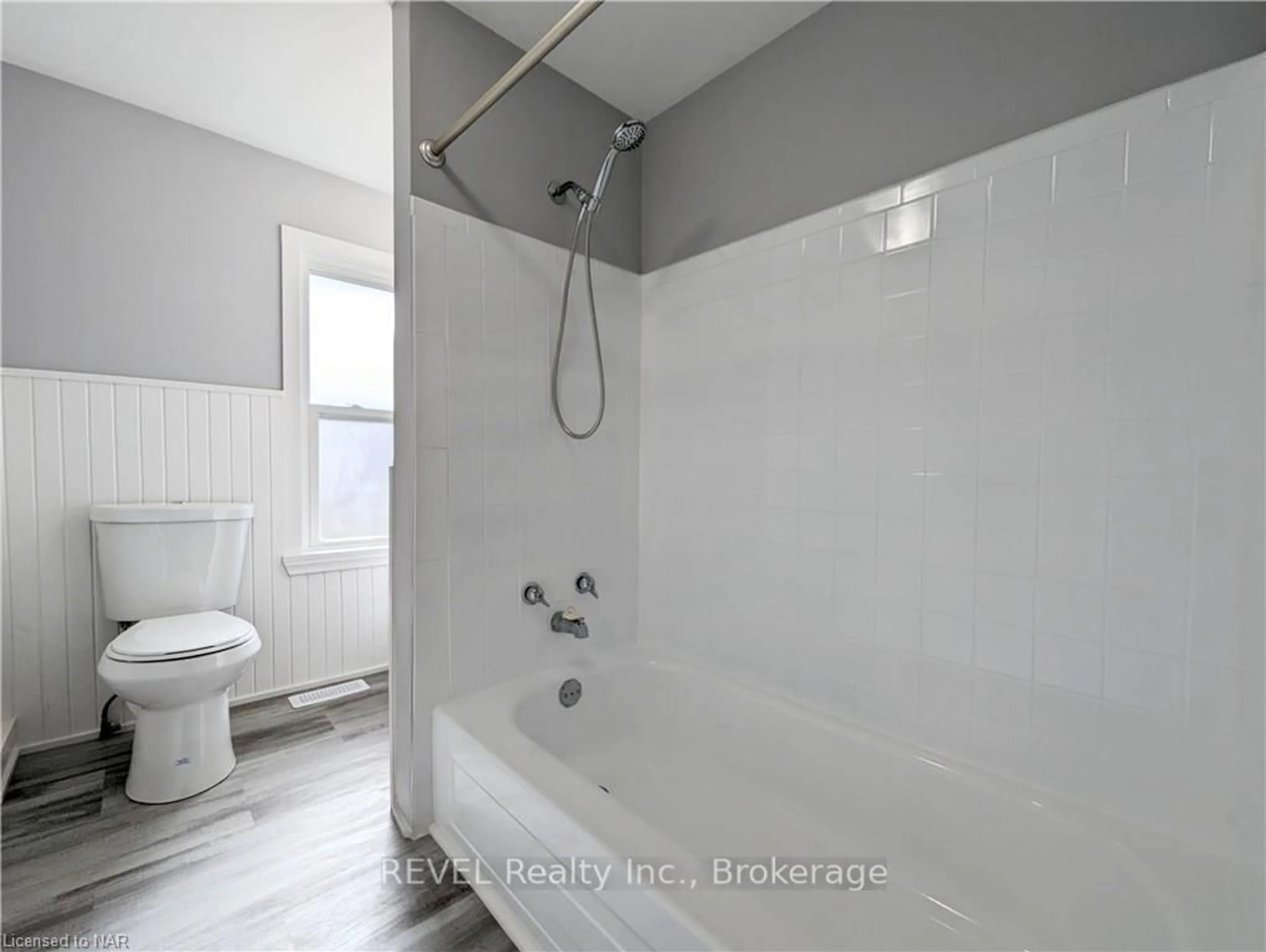 Standard bathroom, ceramic/tile floor for 4591 Homewood Ave, Niagara Falls Ontario L2E 4X9