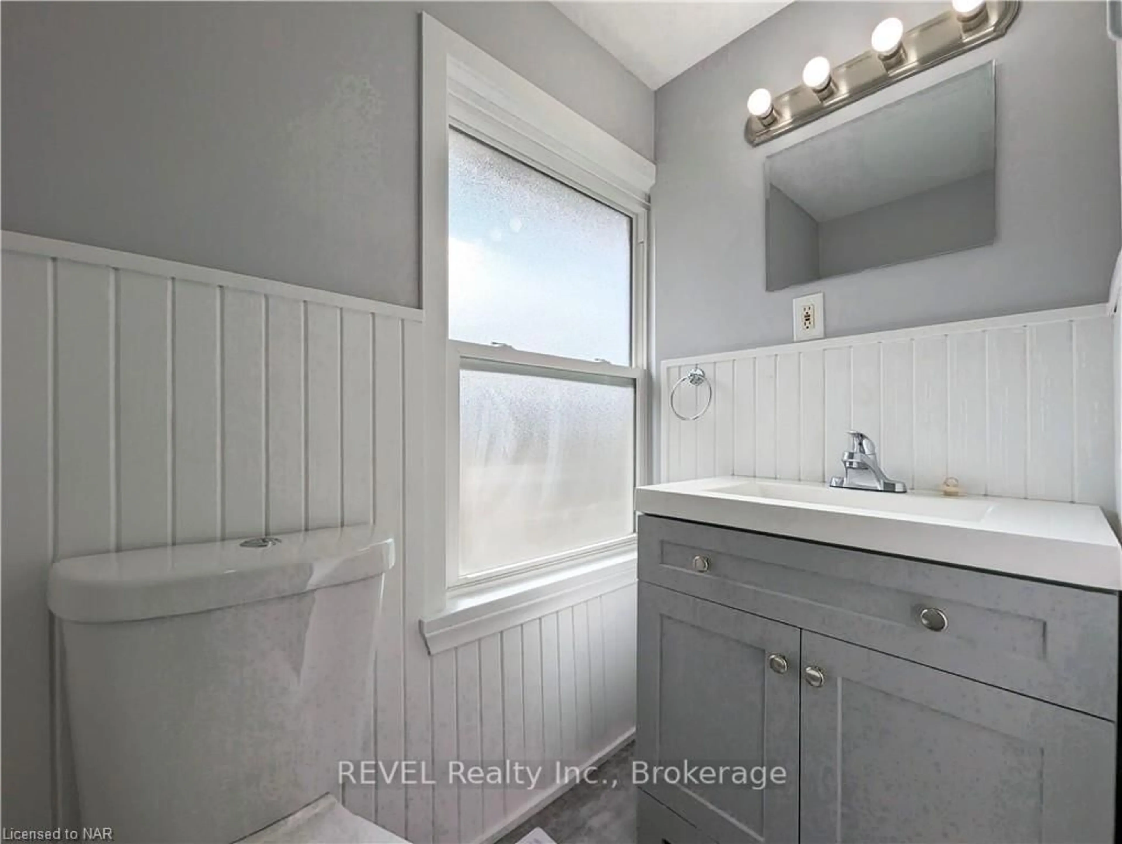 Standard bathroom, ceramic/tile floor for 4591 Homewood Ave, Niagara Falls Ontario L2E 4X9