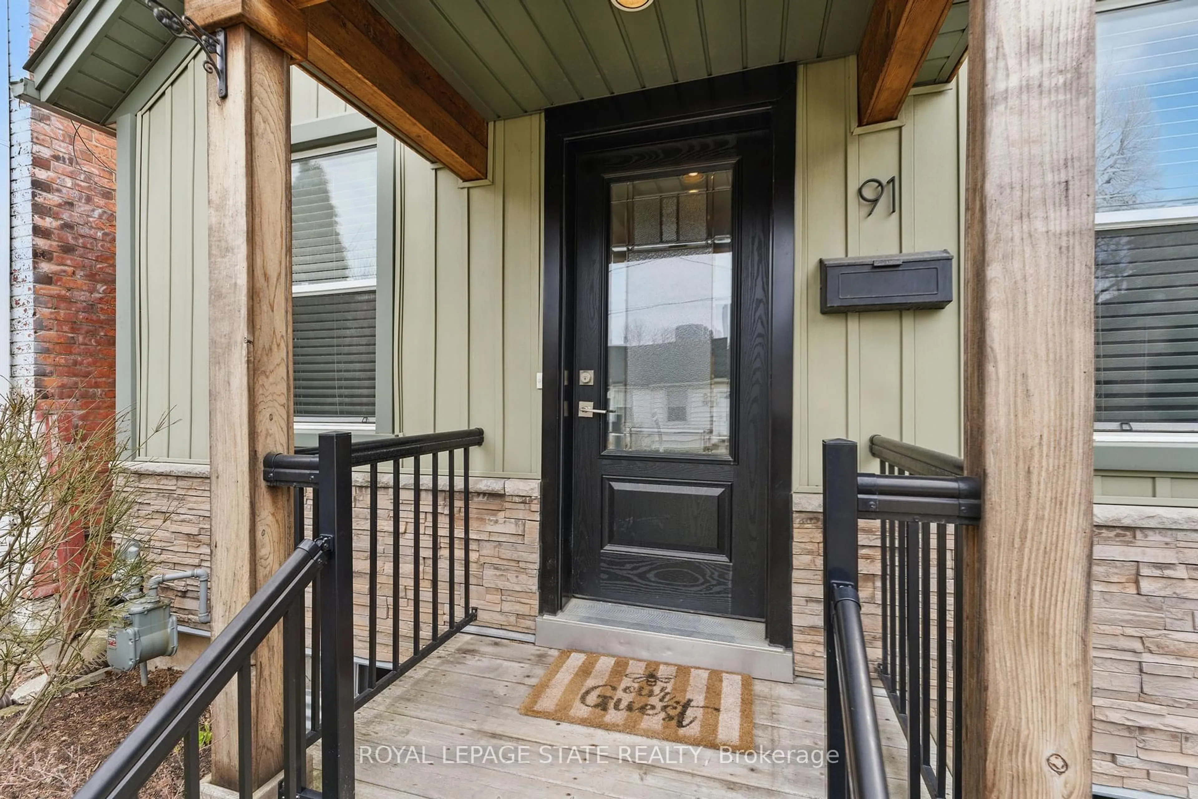 Indoor entryway for 91 Aurora St, Hamilton Ontario L8N 2P6