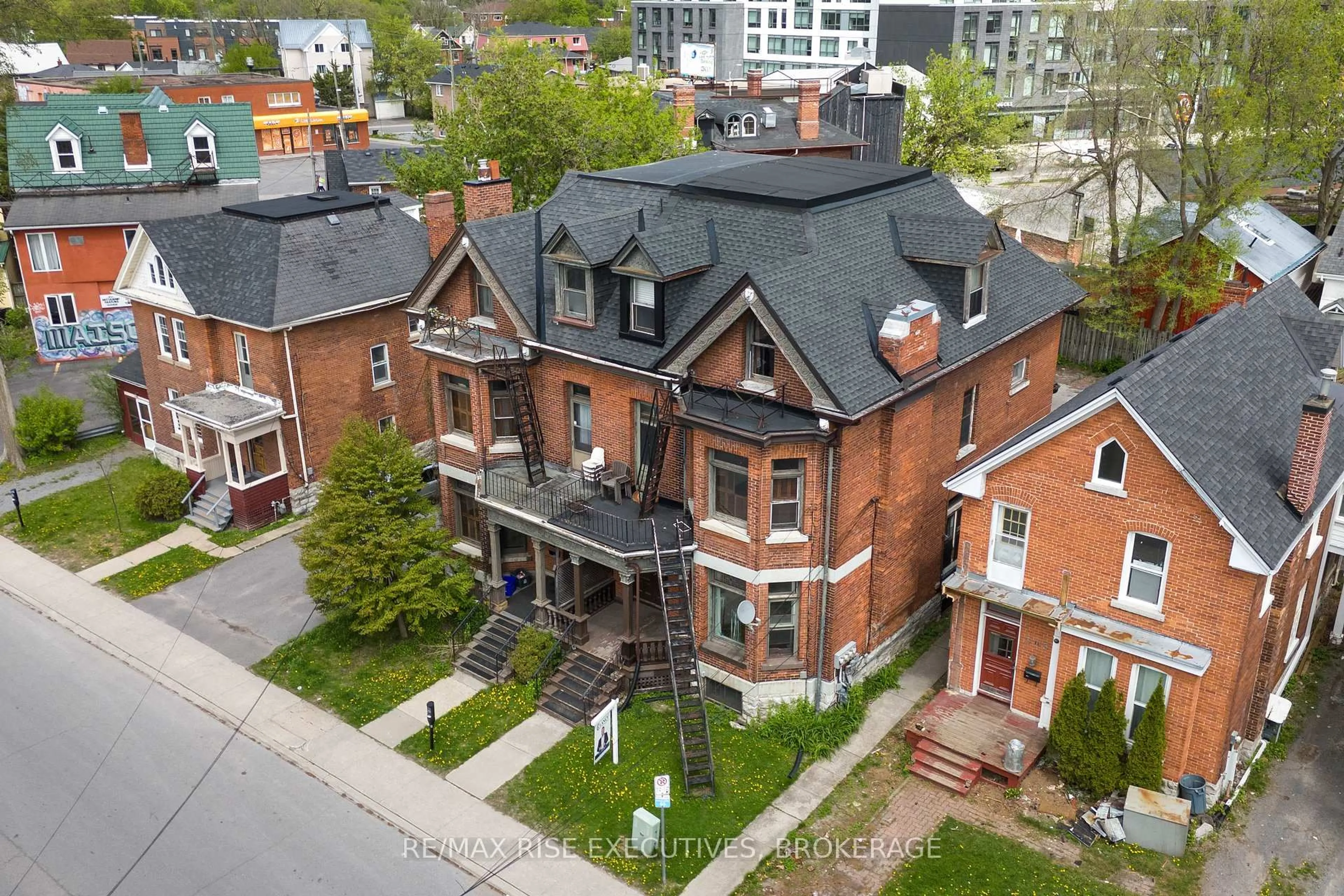 A pic from outside/outdoor area/front of a property/back of a property/a pic from drone, unknown for 307 Alfred St, Kingston Ontario K7L 3S4