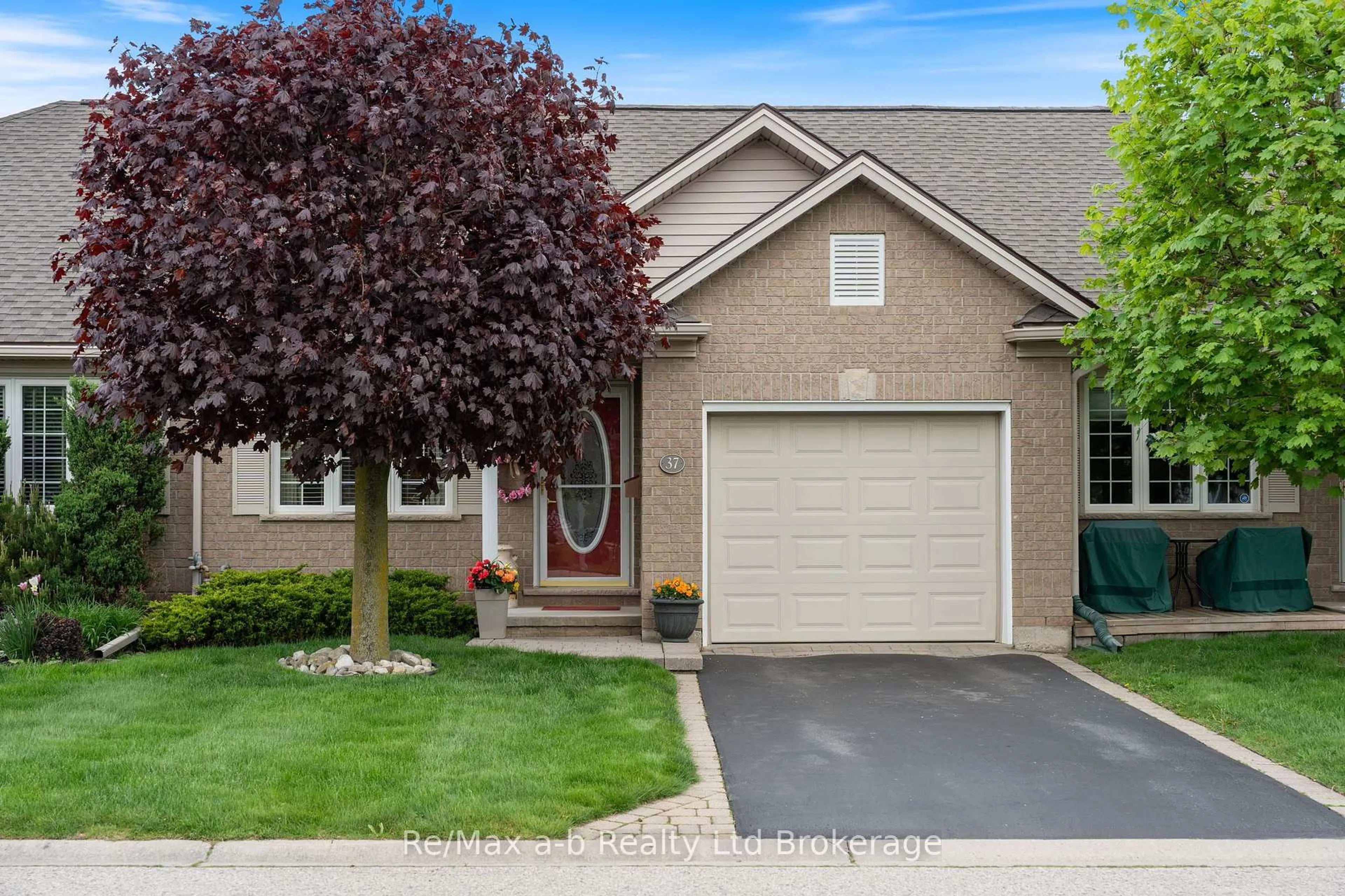 Home with vinyl exterior material, street for 37 Fairs Cres, Tillsonburg Ontario N4G 5W2