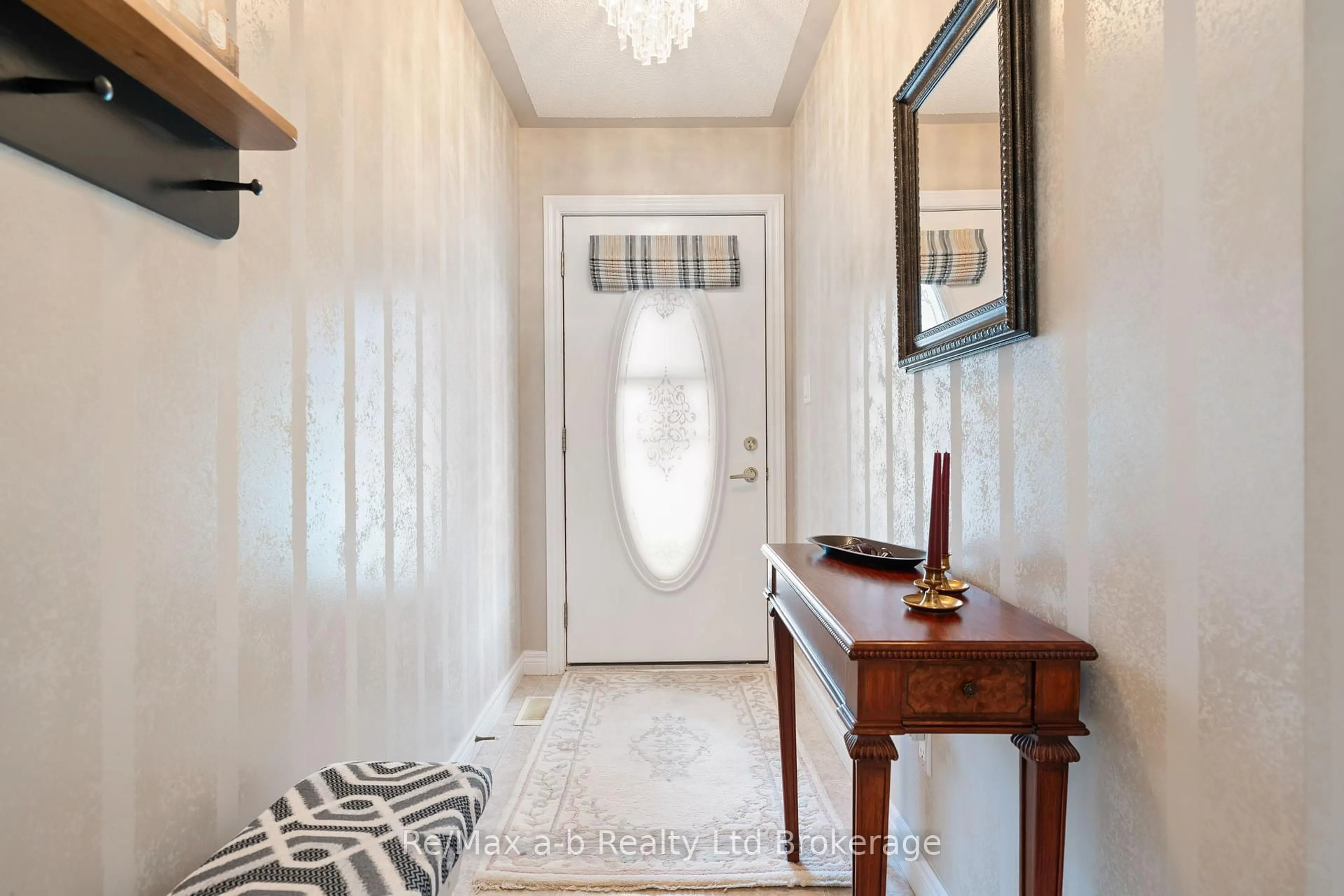 Indoor entryway for 37 Fairs Cres, Tillsonburg Ontario N4G 5W2