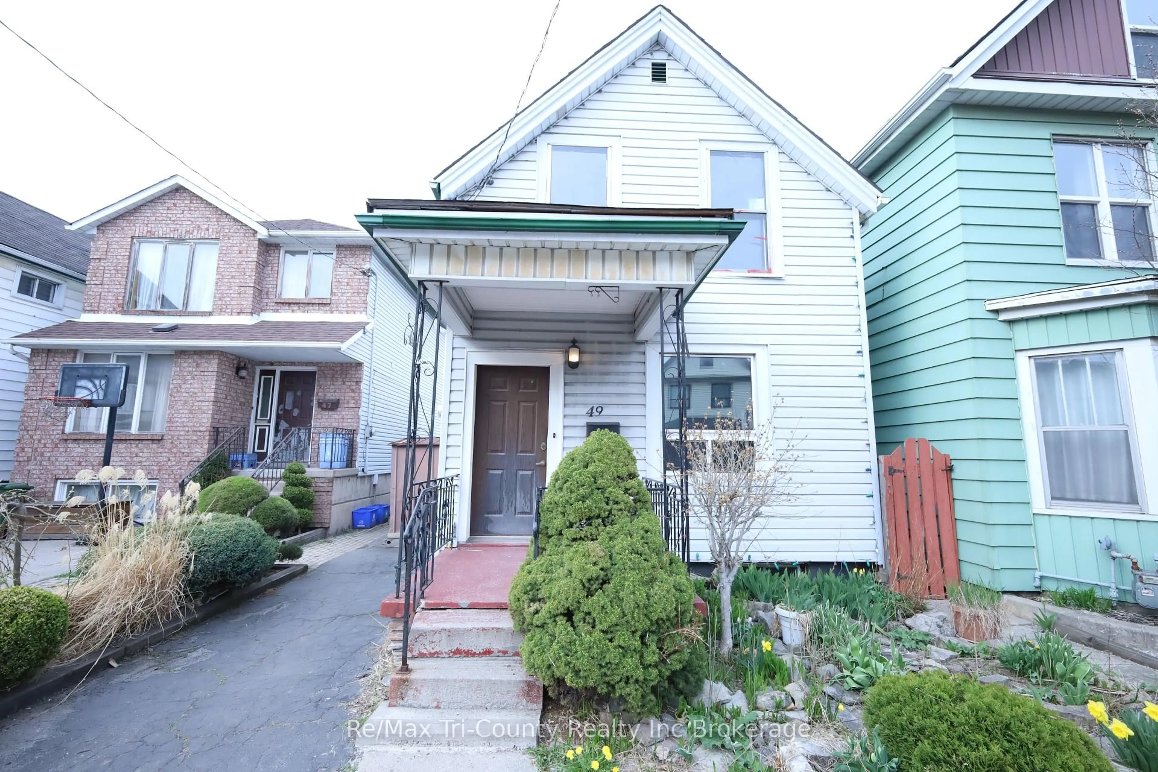 Home with brick exterior material, street for 49 Rosemont Ave, Hamilton Ontario L8L 2M4