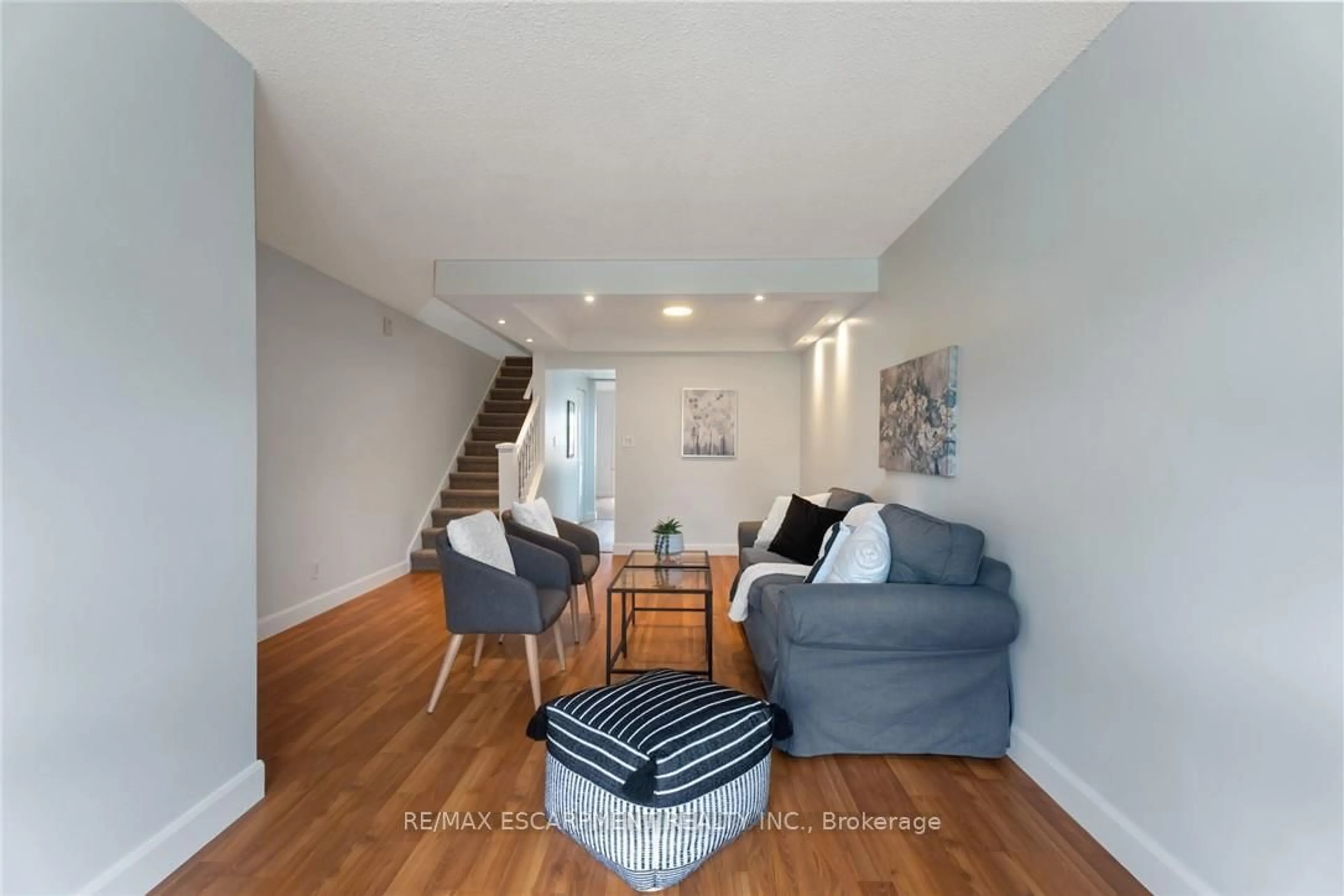 Living room with furniture, unknown for 8646 WILLOUGHBY Dr #10, Niagara Falls Ontario L2G 6X7