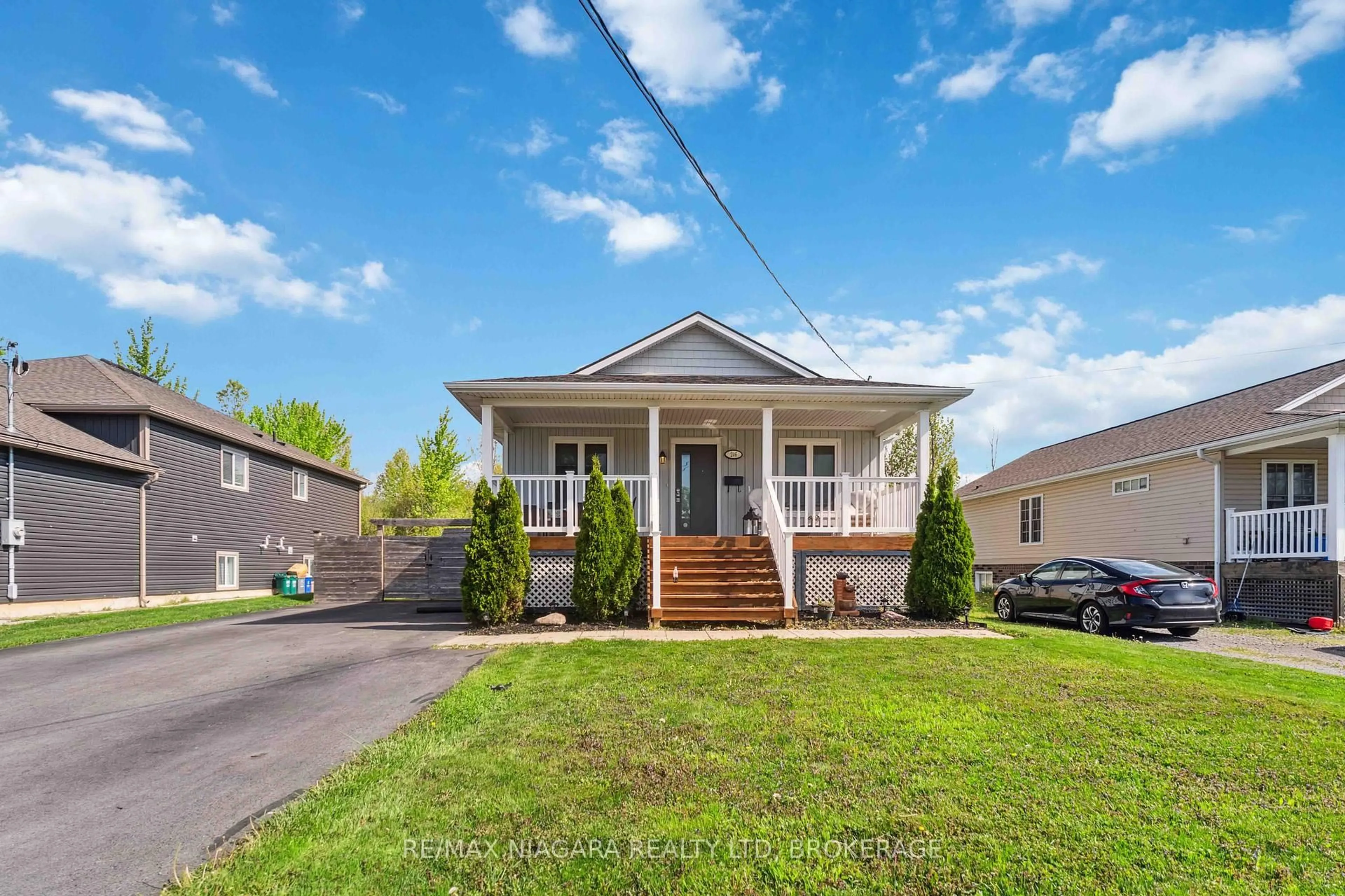 Home with vinyl exterior material, street for 246 MARTIN St, Welland Ontario L3C 7L5