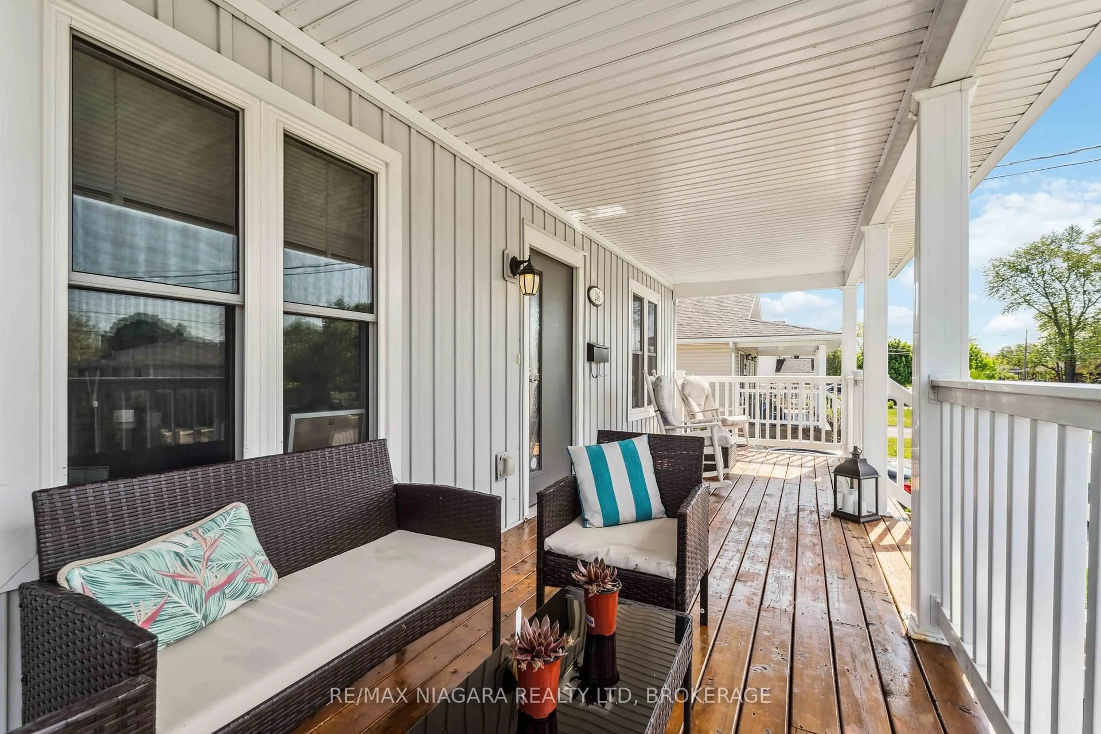 Patio, street for 246 MARTIN St, Welland Ontario L3C 7L5