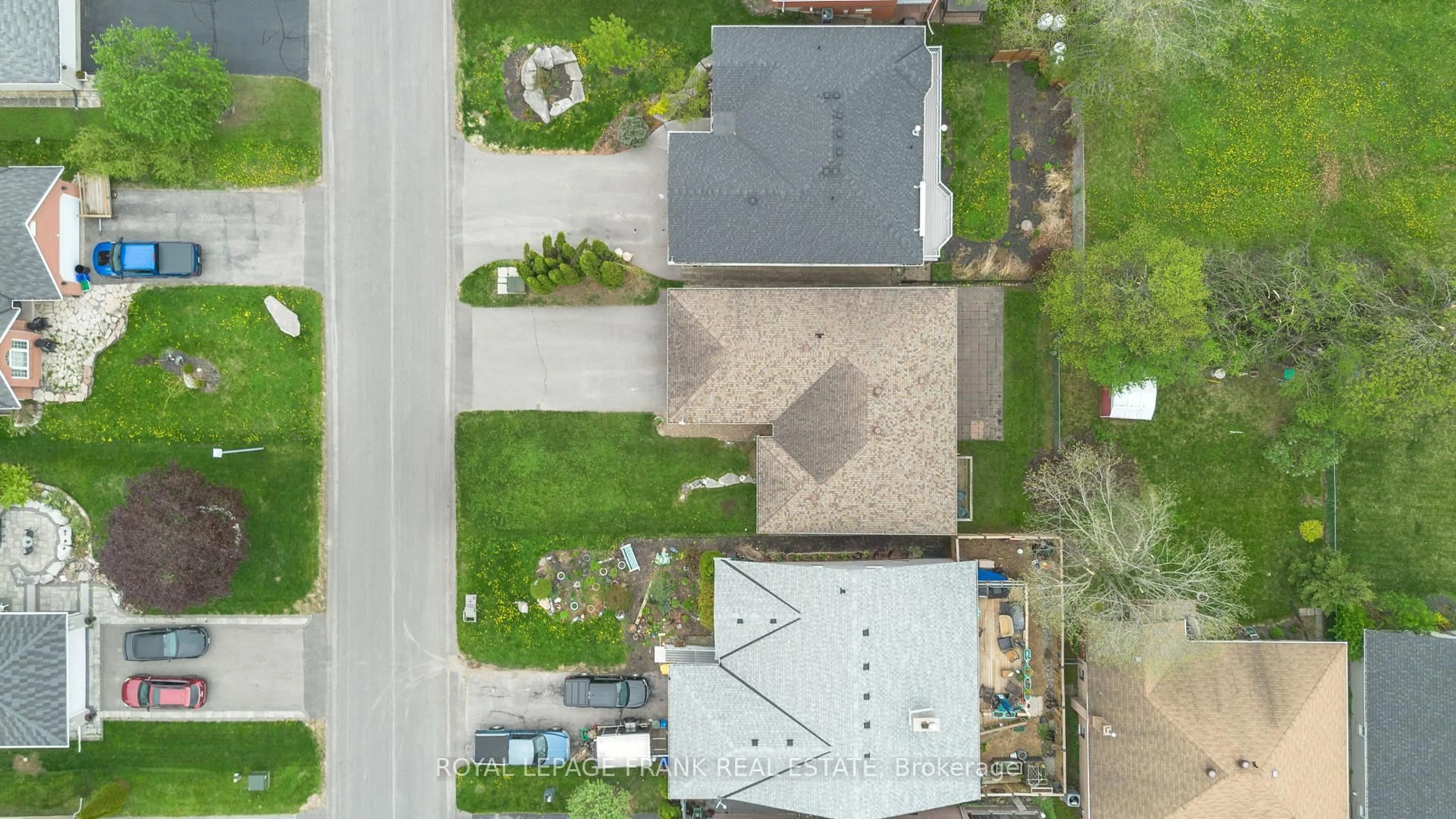 A pic from outside/outdoor area/front of a property/back of a property/a pic from drone, street for 5 Hillview Dr, Kawartha Lakes Ontario K0M 1A0