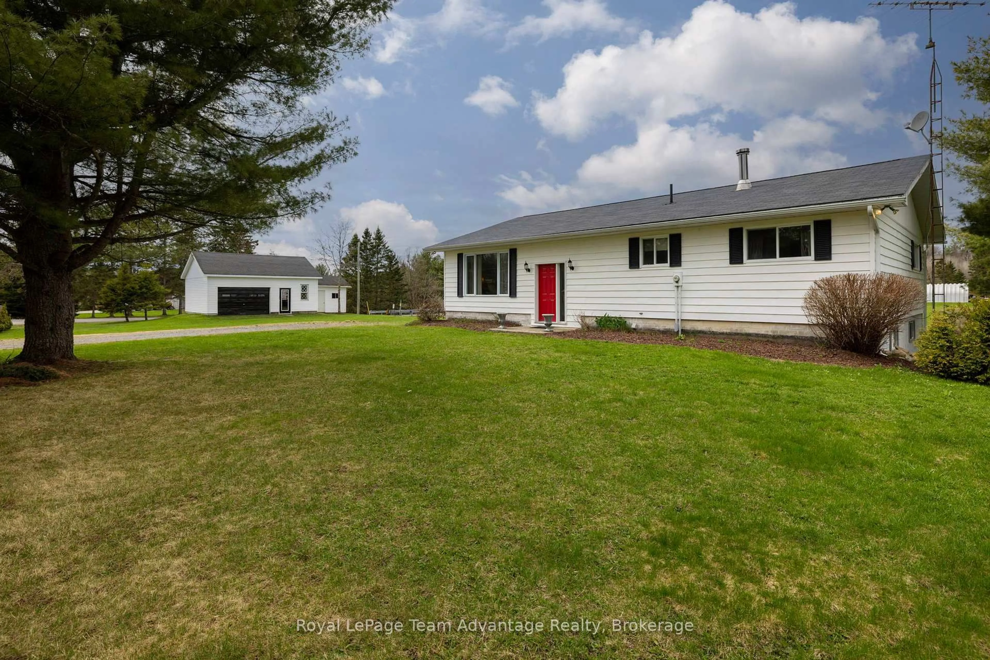 A pic from outside/outdoor area/front of a property/back of a property/a pic from drone, street for 142 Broadbent Rd, McKellar Ontario P2A 0B5