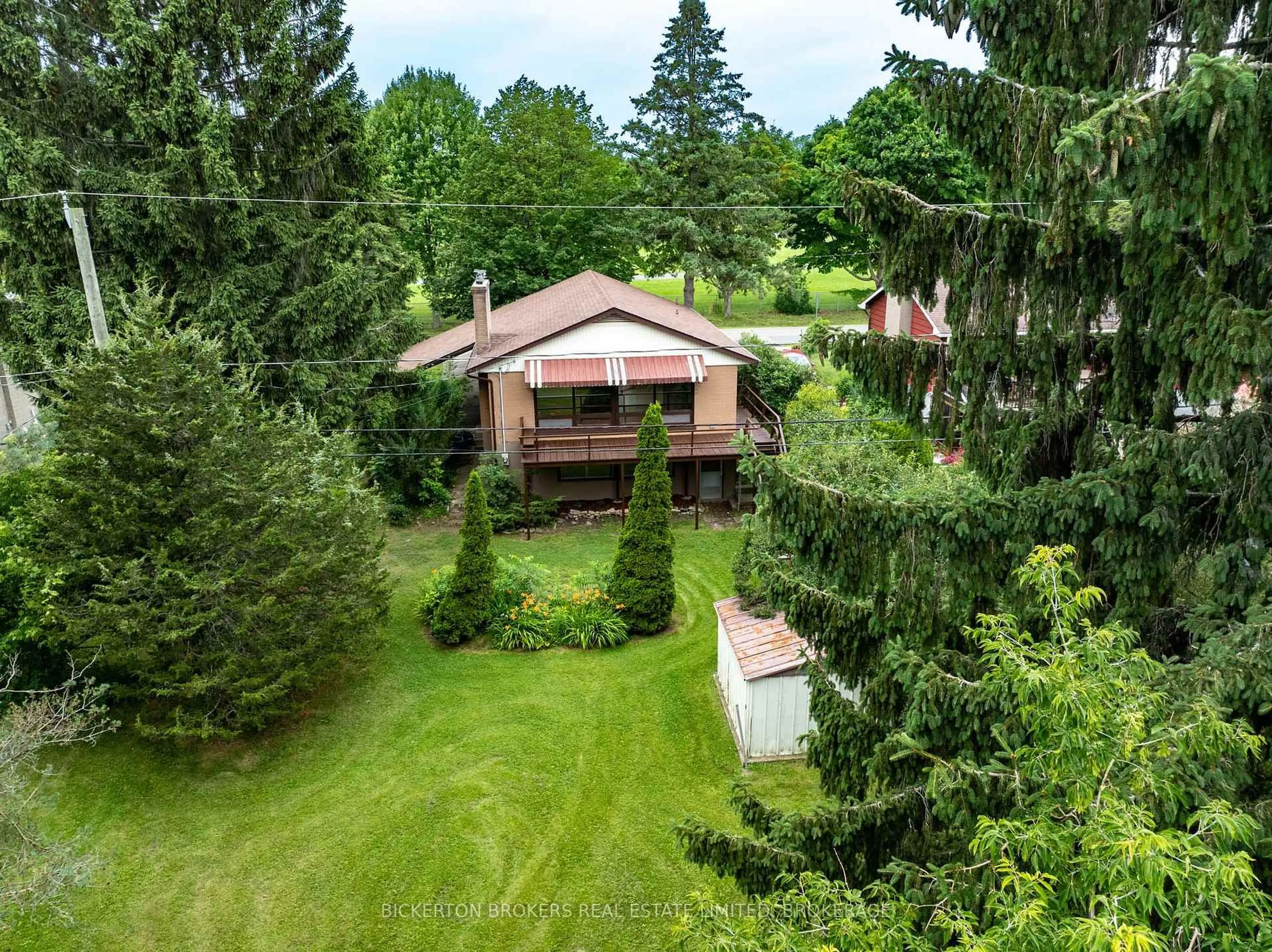 A pic from outside/outdoor area/front of a property/back of a property/a pic from drone, unknown for 355 Elizabeth Dr, Gananoque Ontario K7G 1P6