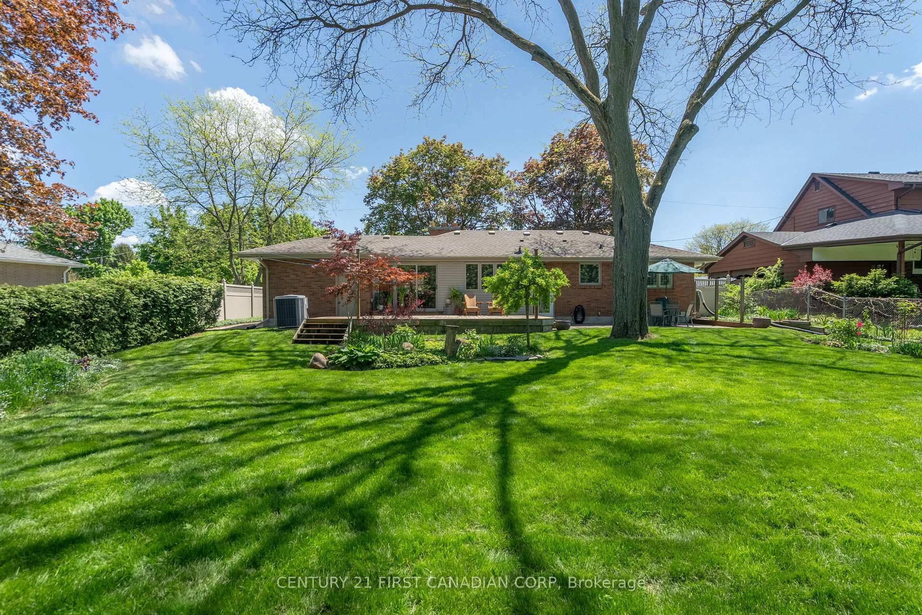 A pic from outside/outdoor area/front of a property/back of a property/a pic from drone, street for 631 Oakridge Dr, London North Ontario N6H 3G3