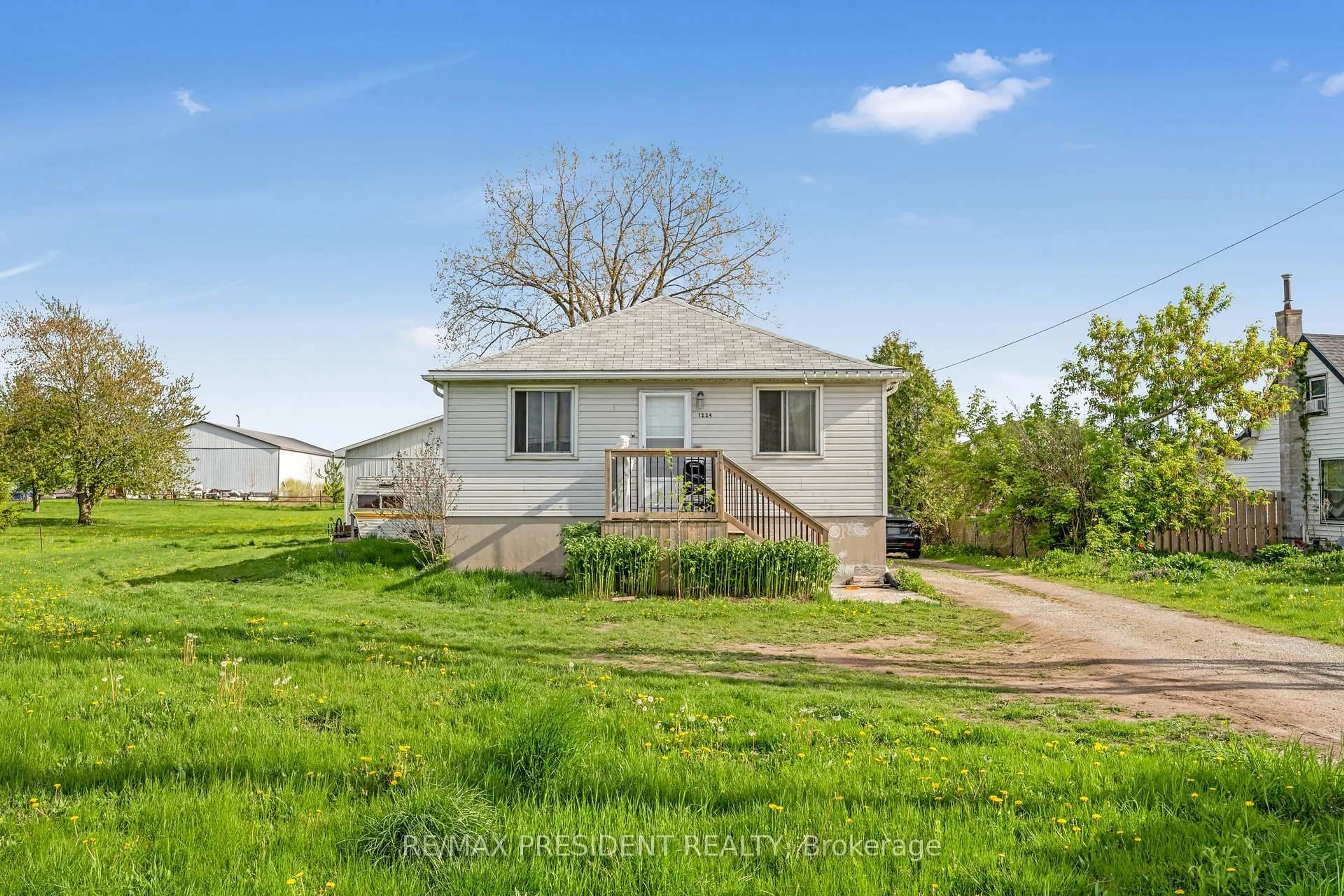 A pic from outside/outdoor area/front of a property/back of a property/a pic from drone, unknown for 1224 Parkinson Rd, Woodstock Ontario N4S 7W3