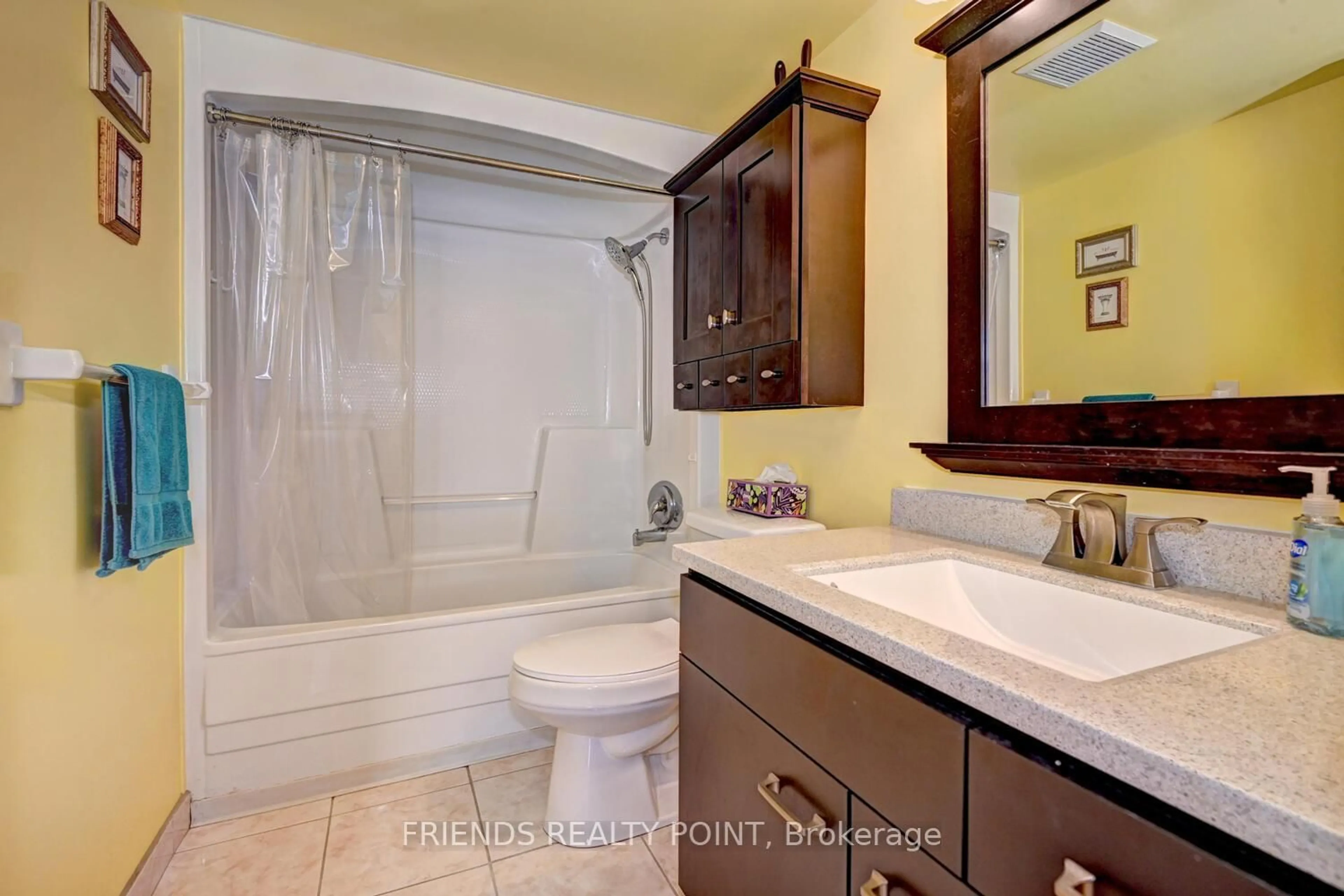 Standard bathroom, ceramic/tile floor for 3085 Kingsway Dr #1, Kitchener Ontario N2C 2P1