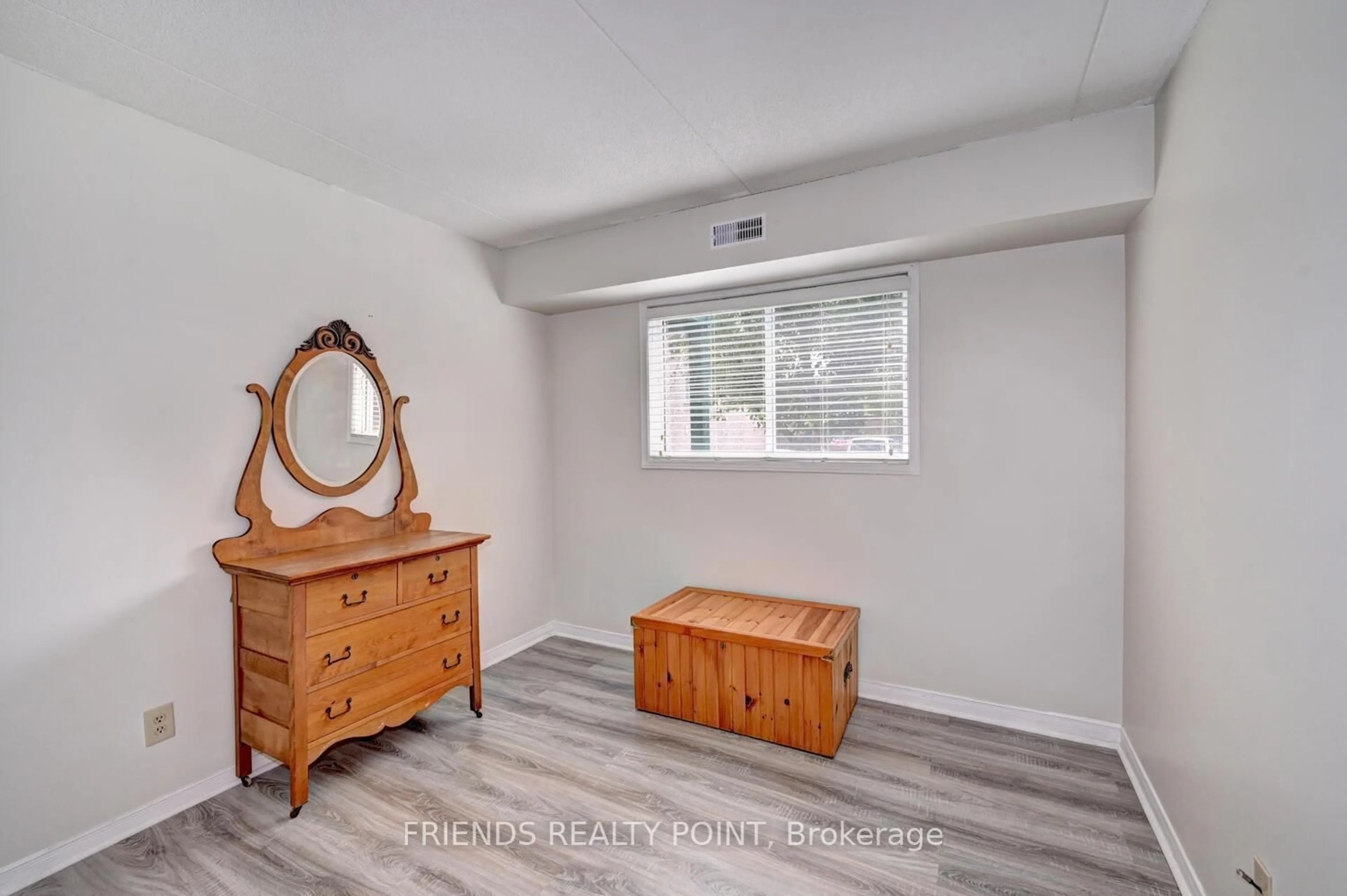 A pic of a room for 3085 Kingsway Dr #1, Kitchener Ontario N2C 2P1