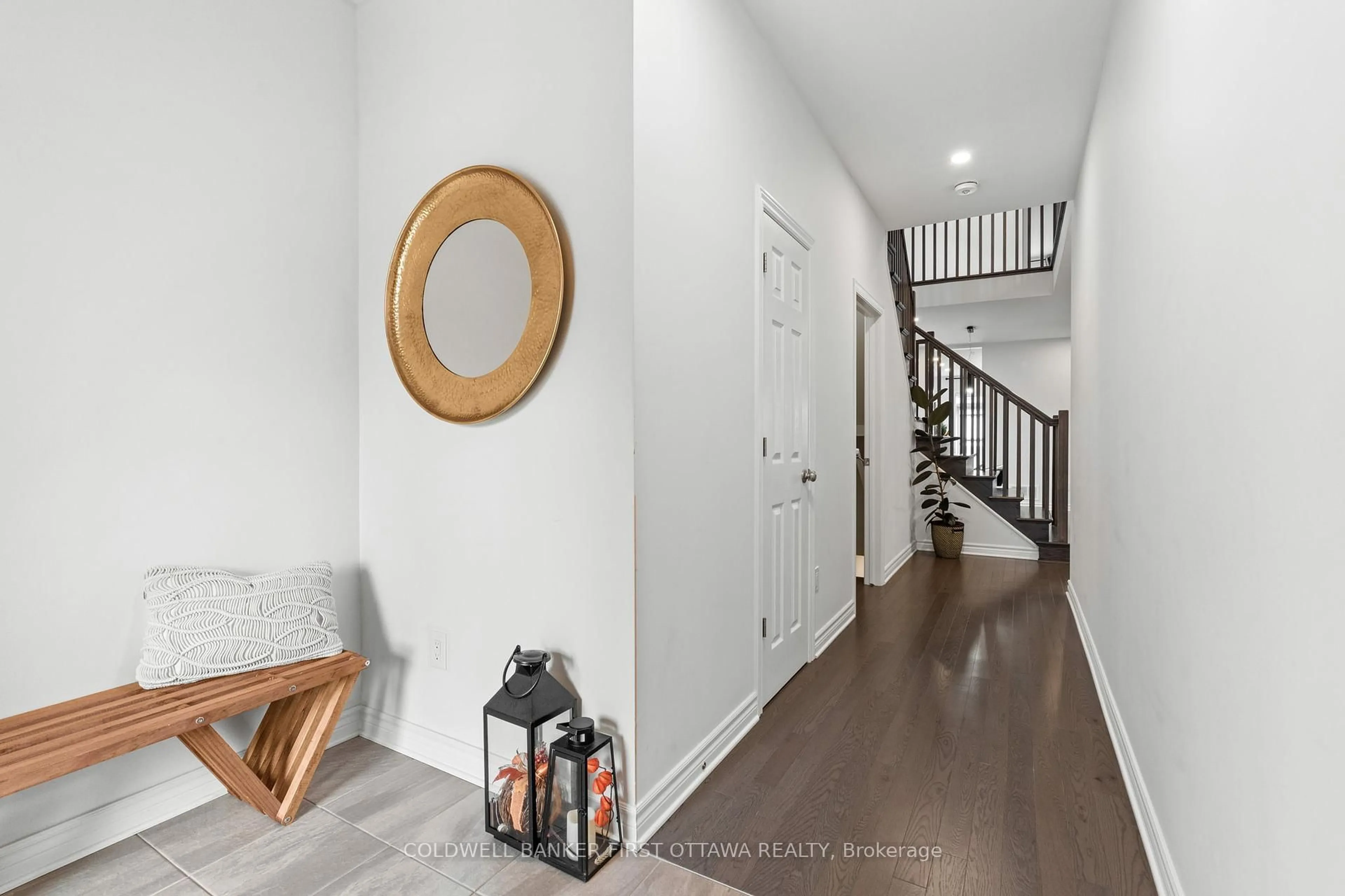 Indoor entryway for 272 Big Dipper St, Ottawa Ontario K4M 0J6