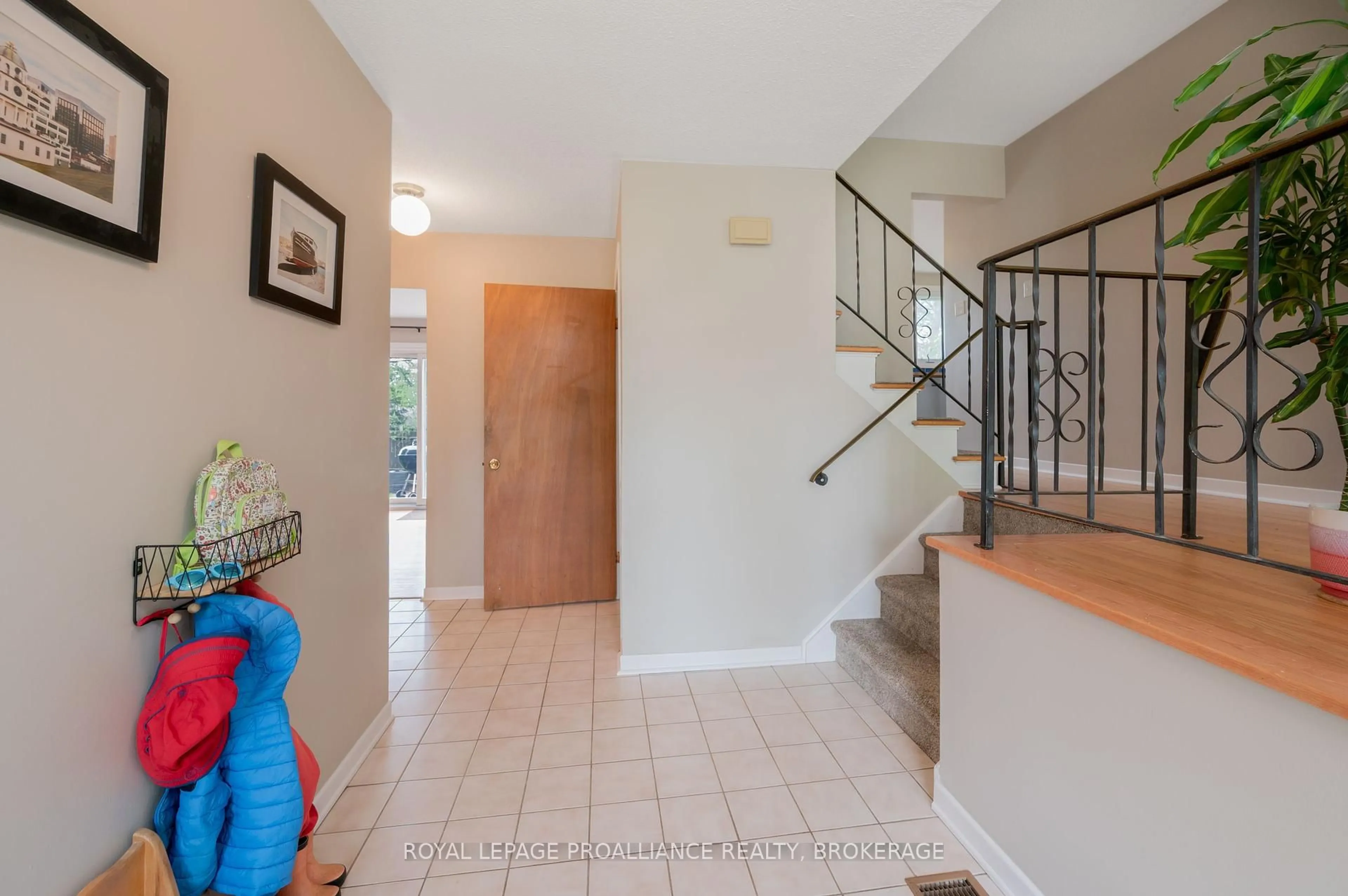 Indoor foyer for 867 Berwick Pl, Kingston Ontario K7M 6B7