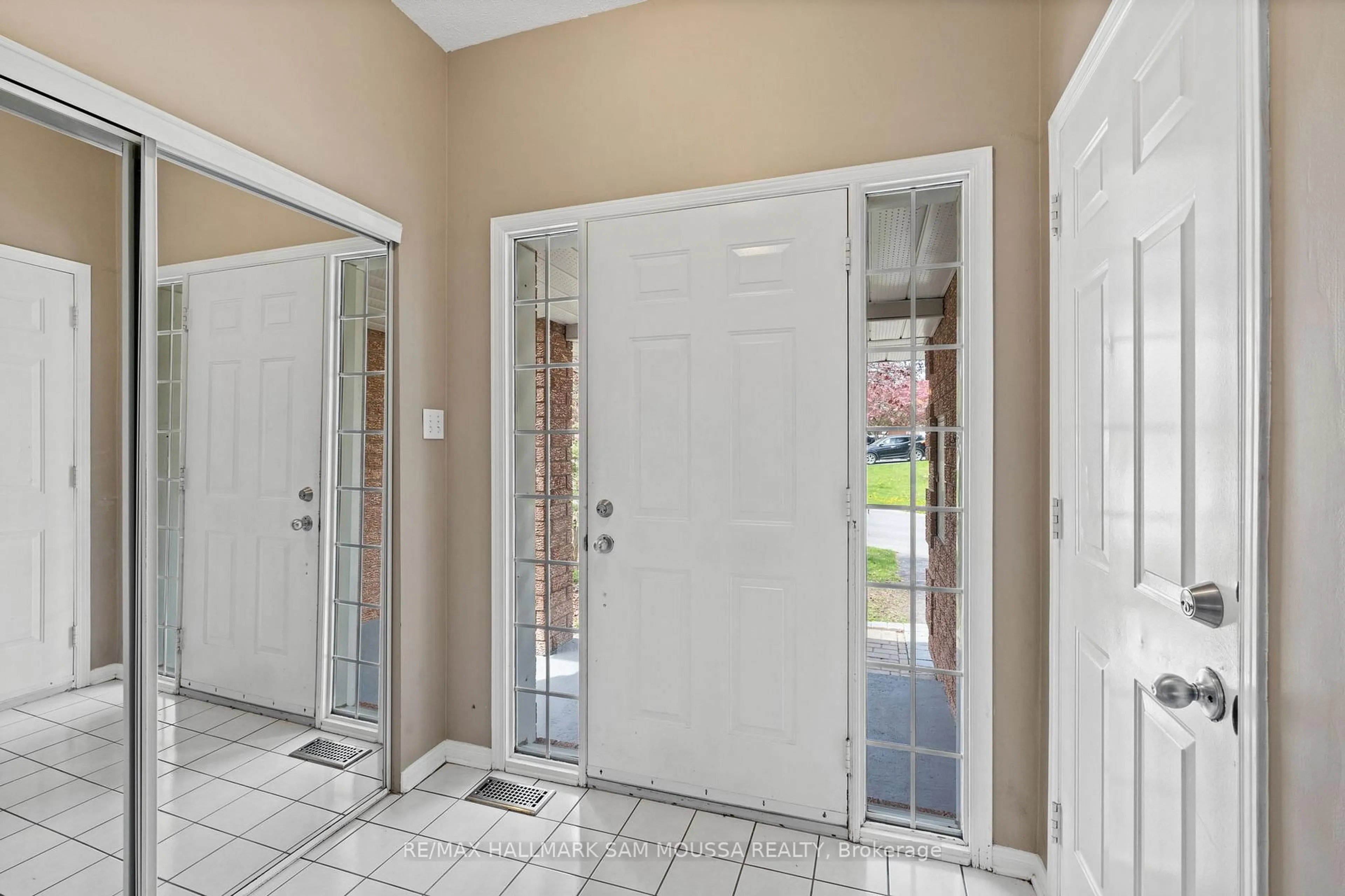 Indoor entryway for 11 Highmont Crt, Kanata Ontario K2T 1B3