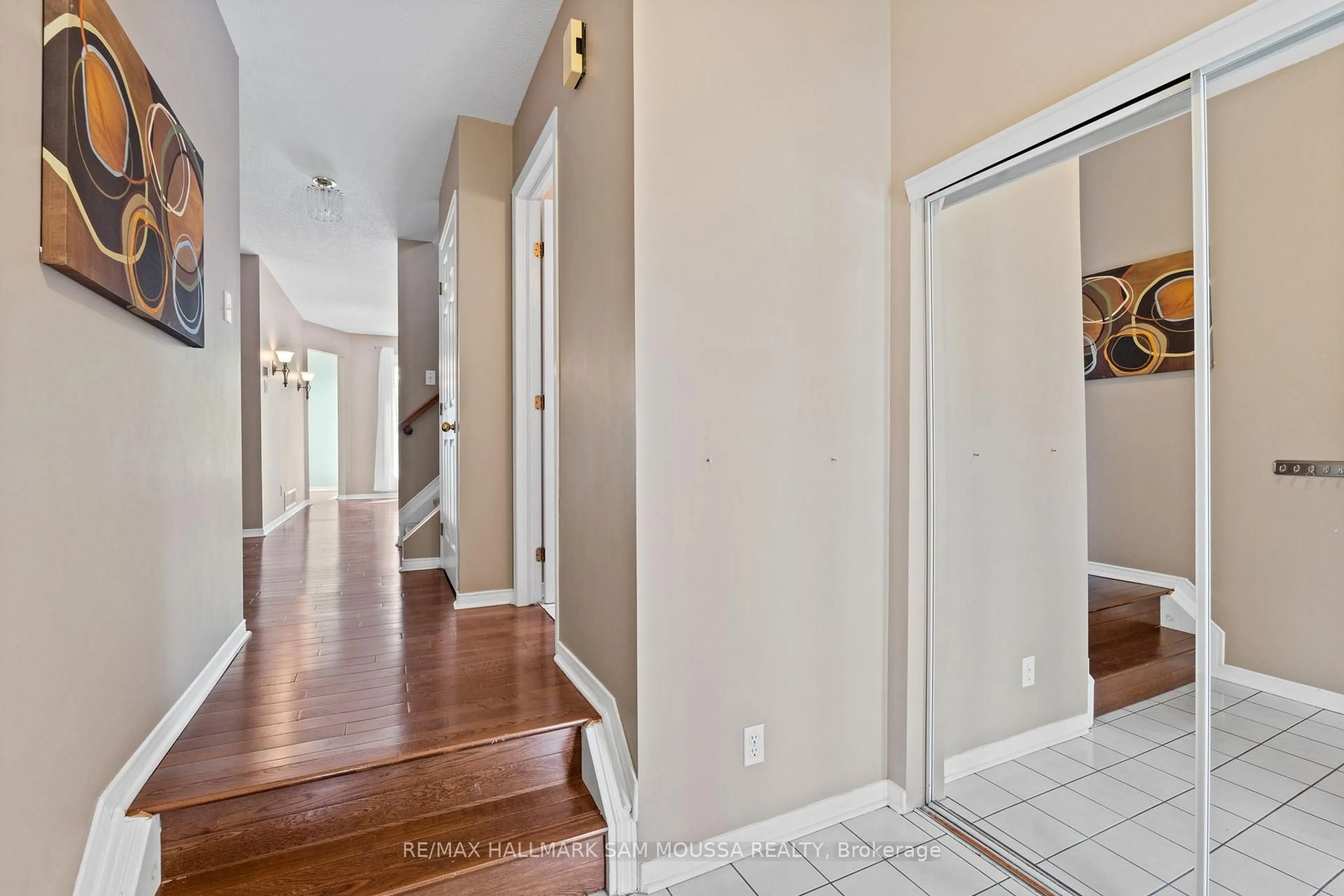 Indoor entryway for 11 Highmont Crt, Kanata Ontario K2T 1B3