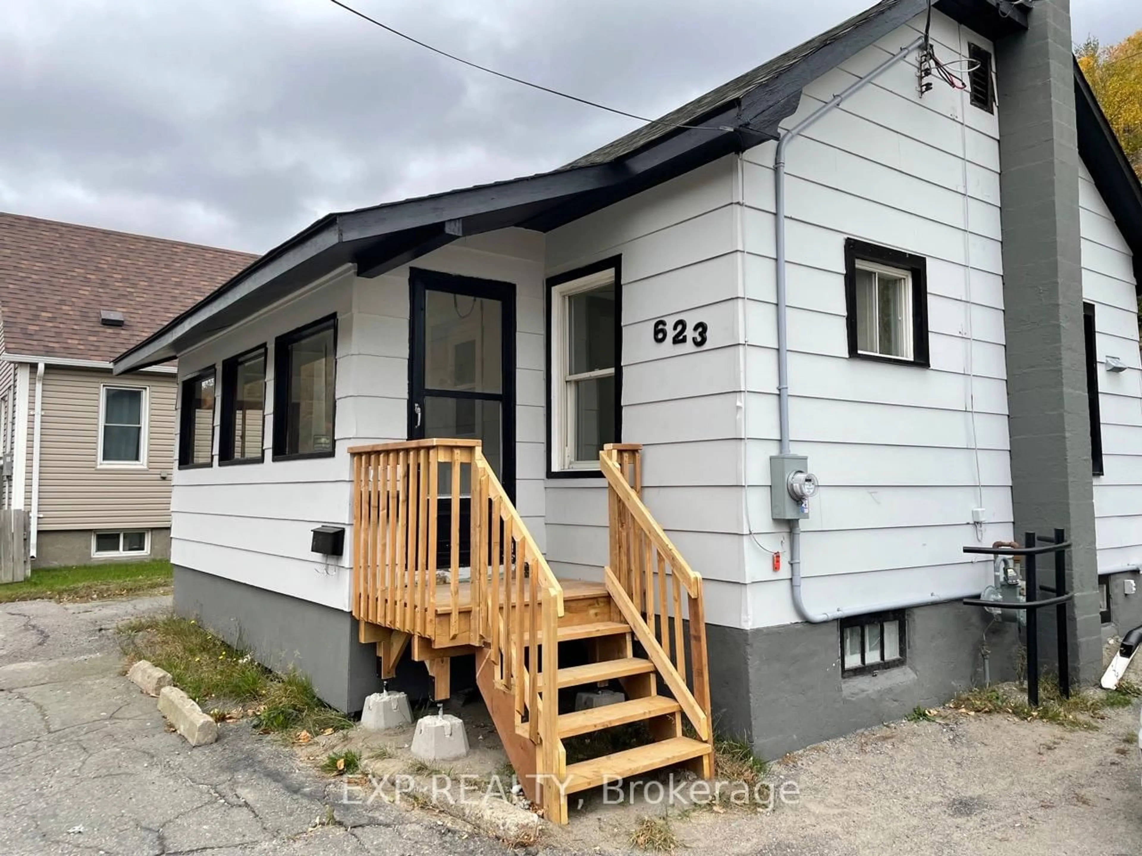 Home with vinyl exterior material, building for 623 Kingsway N/A, Greater Sudbury Ontario P3B 2E4