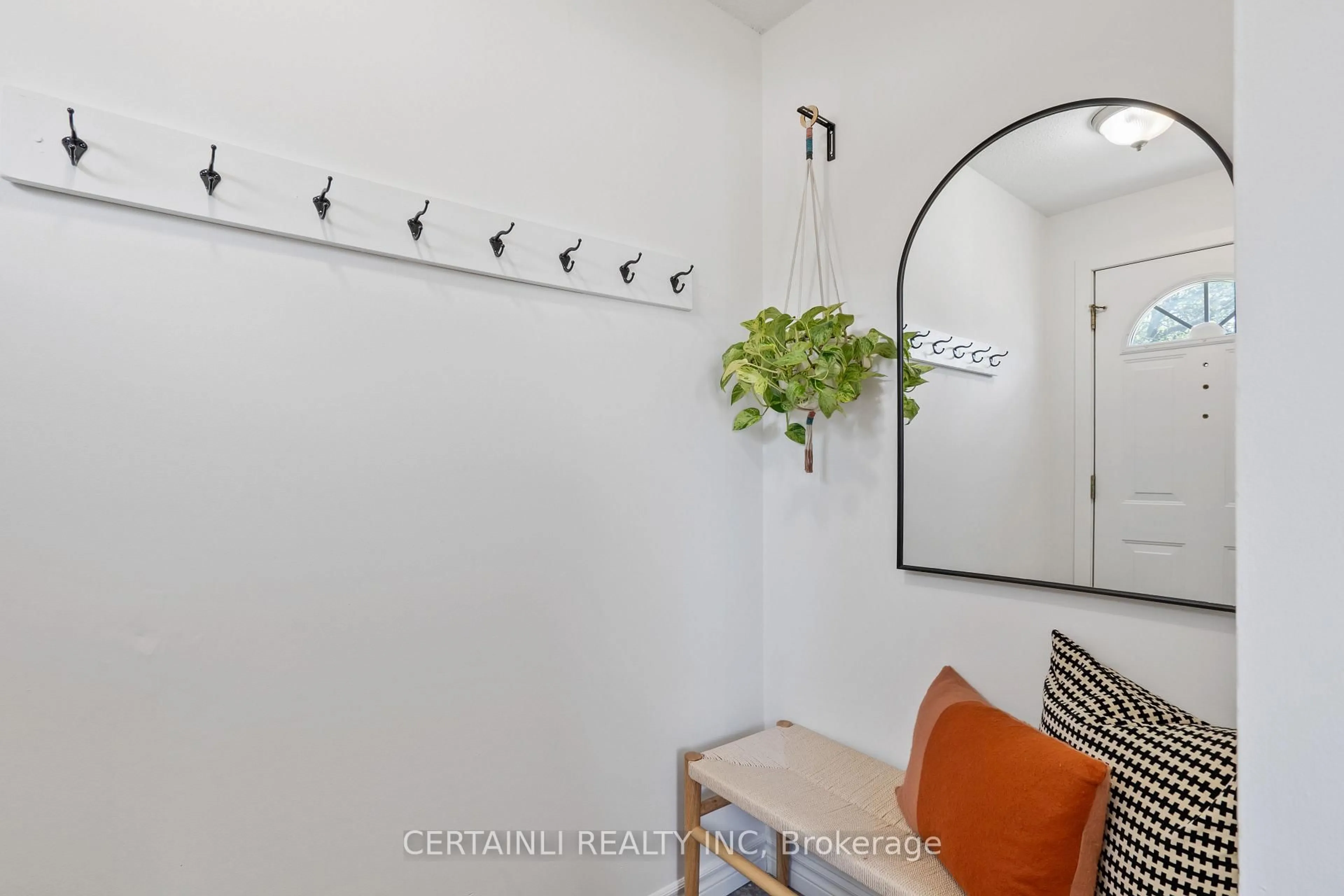 Indoor entryway for 40 Tiffany Dr #32, London East Ontario N5V 3N3