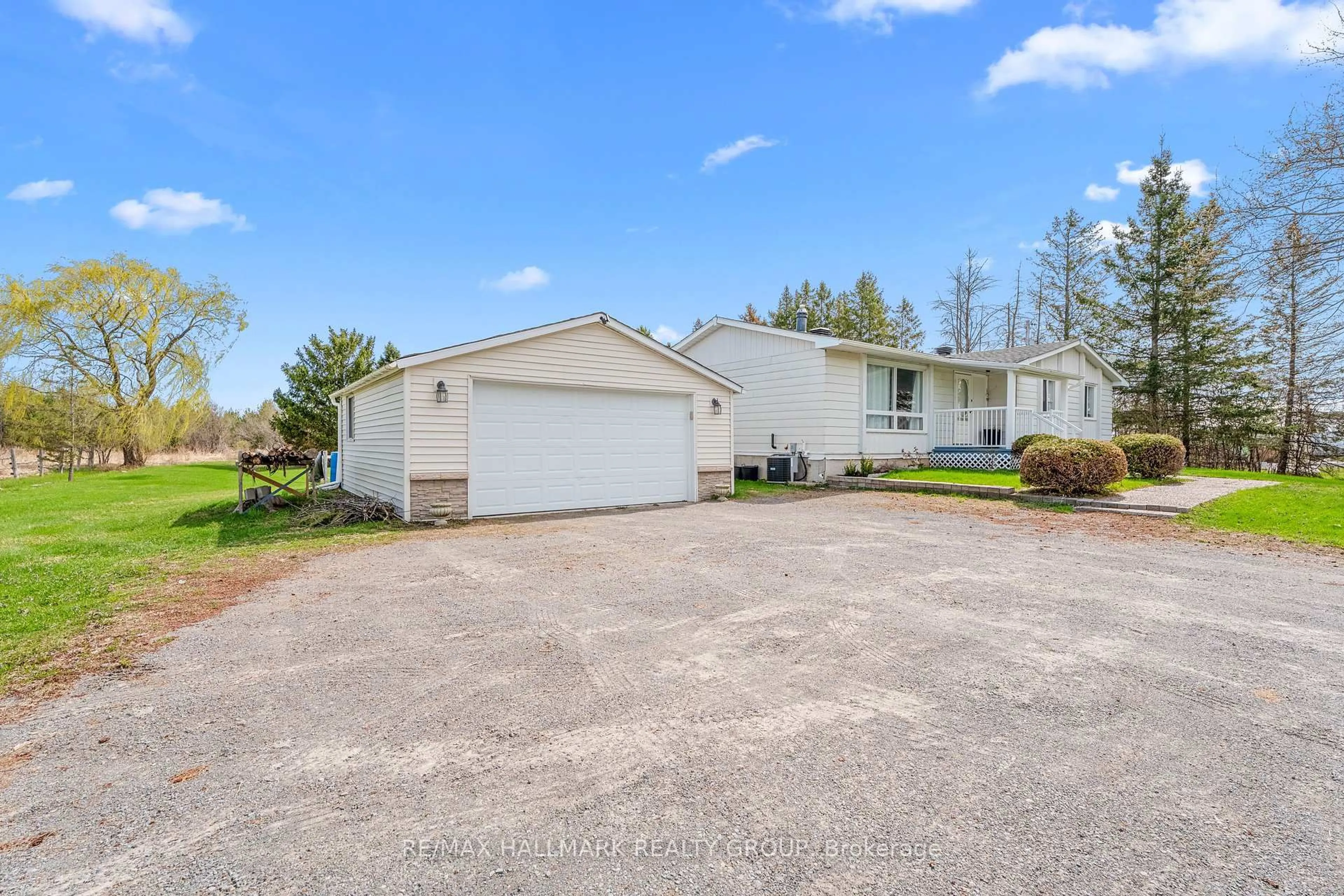 A pic from outside/outdoor area/front of a property/back of a property/a pic from drone, street for 3756 Dunrobin Rd, Ottawa Ontario K0A 3M0