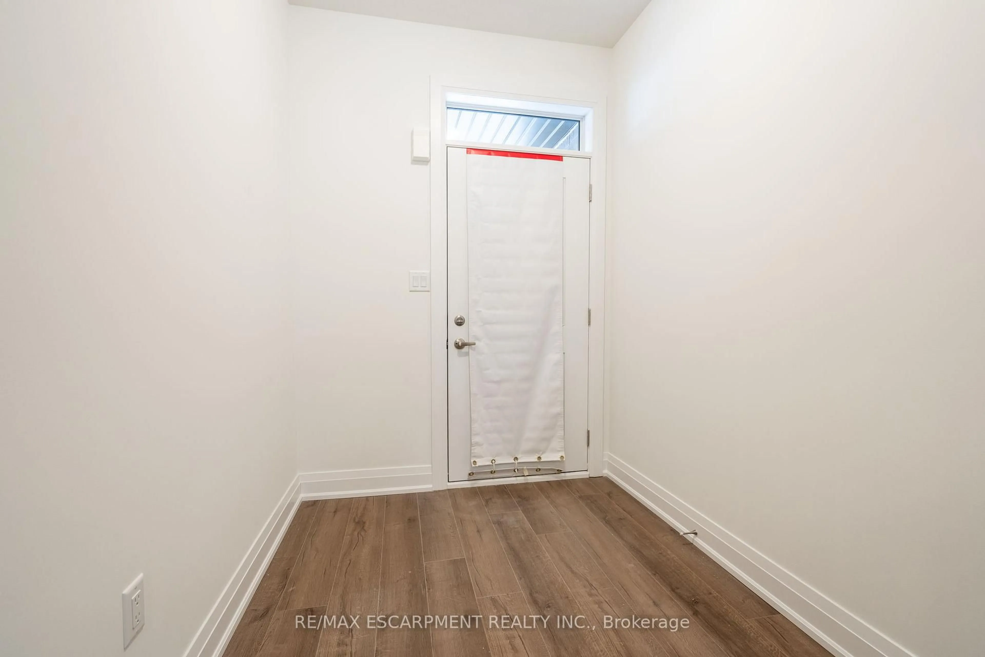 Indoor entryway for 18 Clear Valley Lane, Hamilton Ontario L0R 1W0