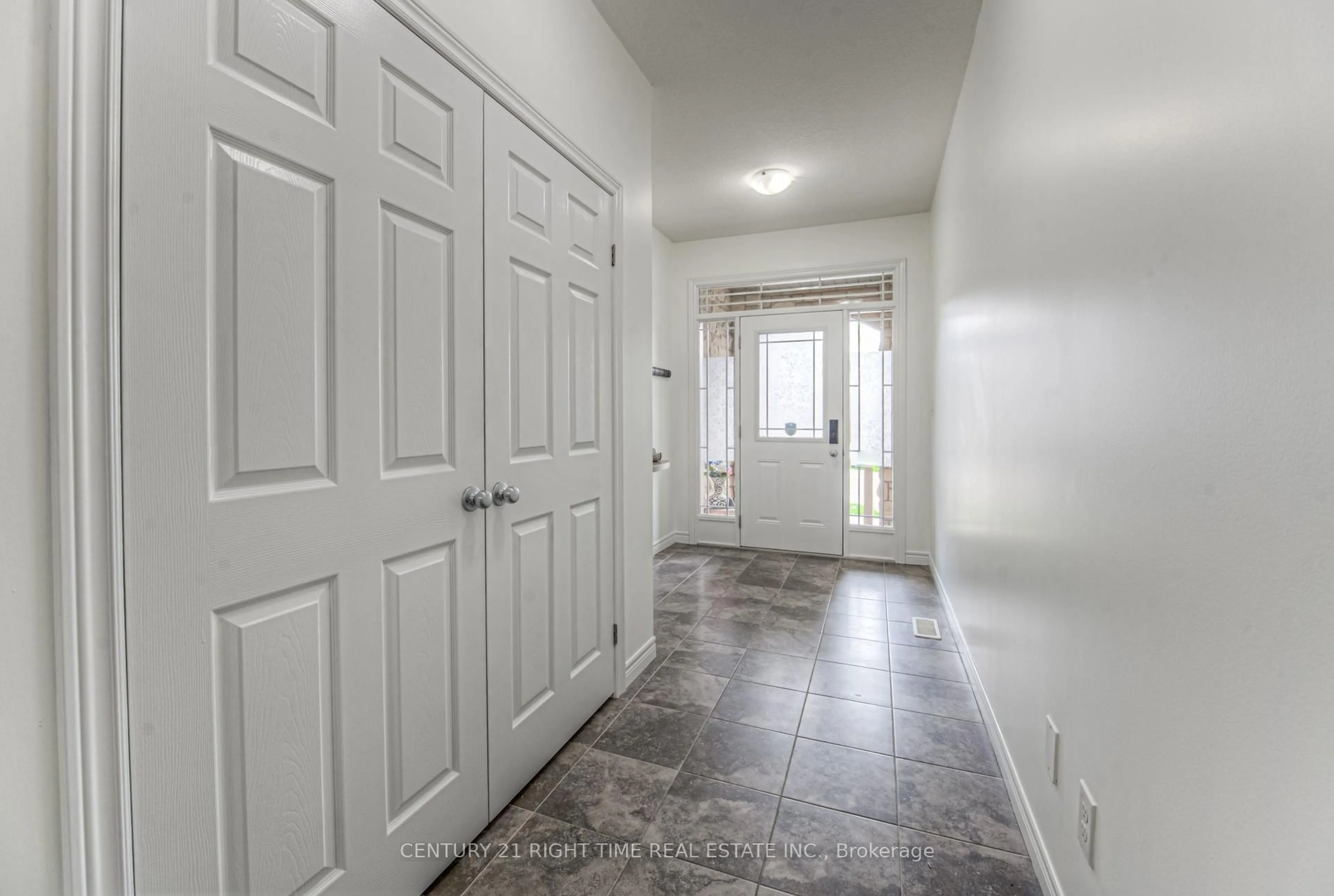 Indoor entryway for 382 Beechdrops Dr, Waterloo Ontario N2V 0E8