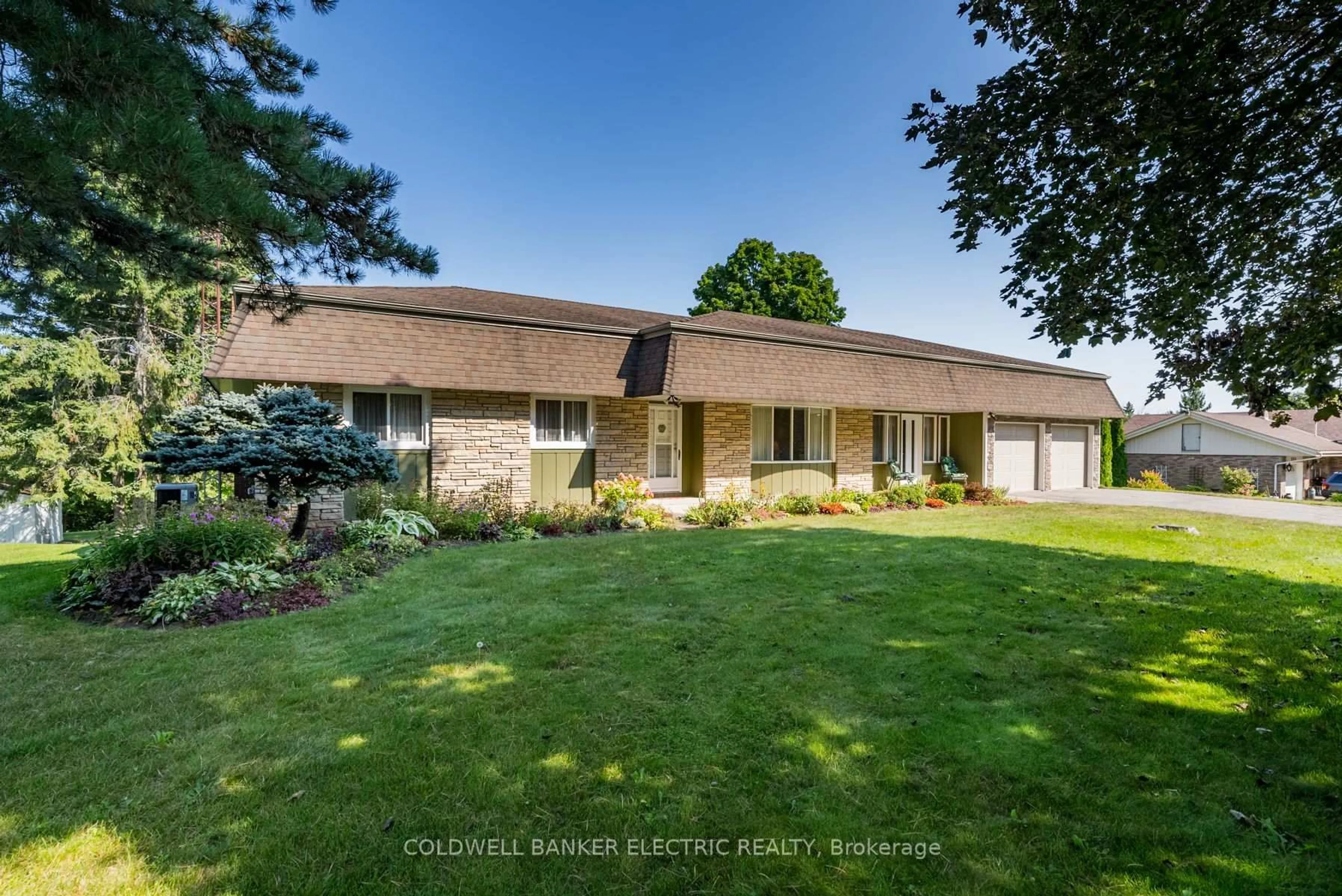 A pic from outside/outdoor area/front of a property/back of a property/a pic from drone, street for 2534 Sherbrooke St, Cavan Monaghan Ontario K9J 0E5