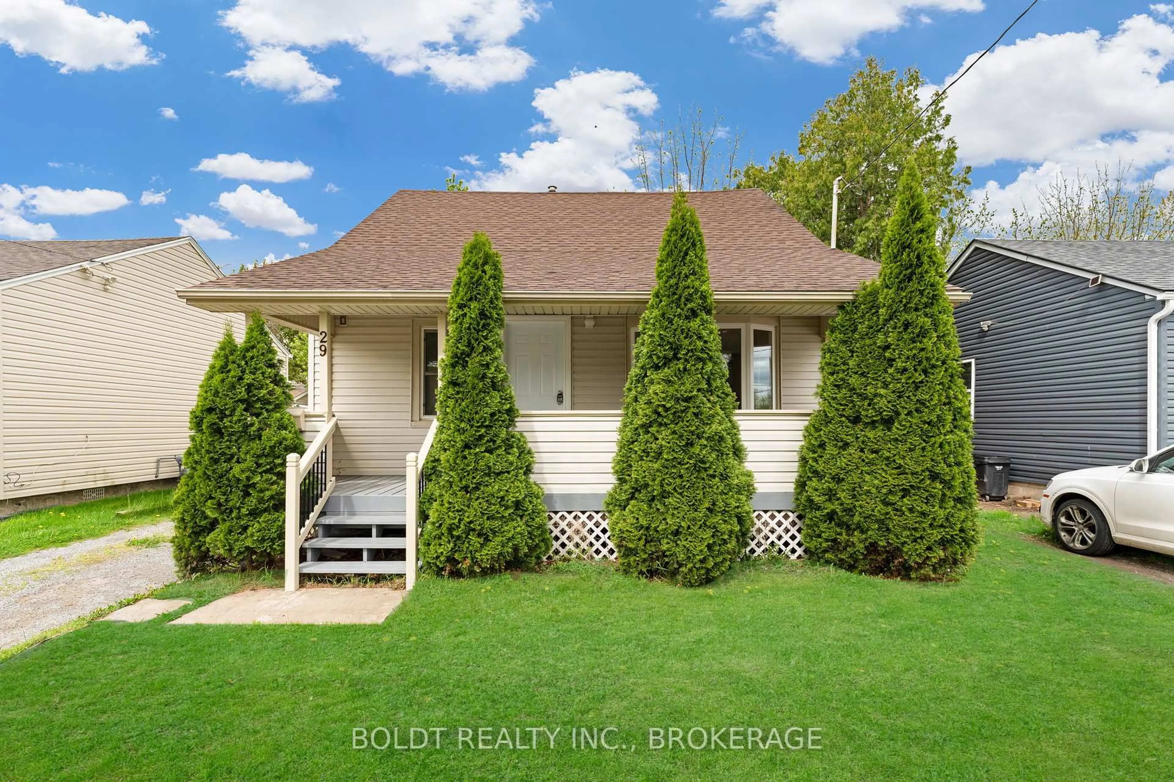 Home with vinyl exterior material, street for 29 Parkview Rd, St. Catharines Ontario L2M 5R8