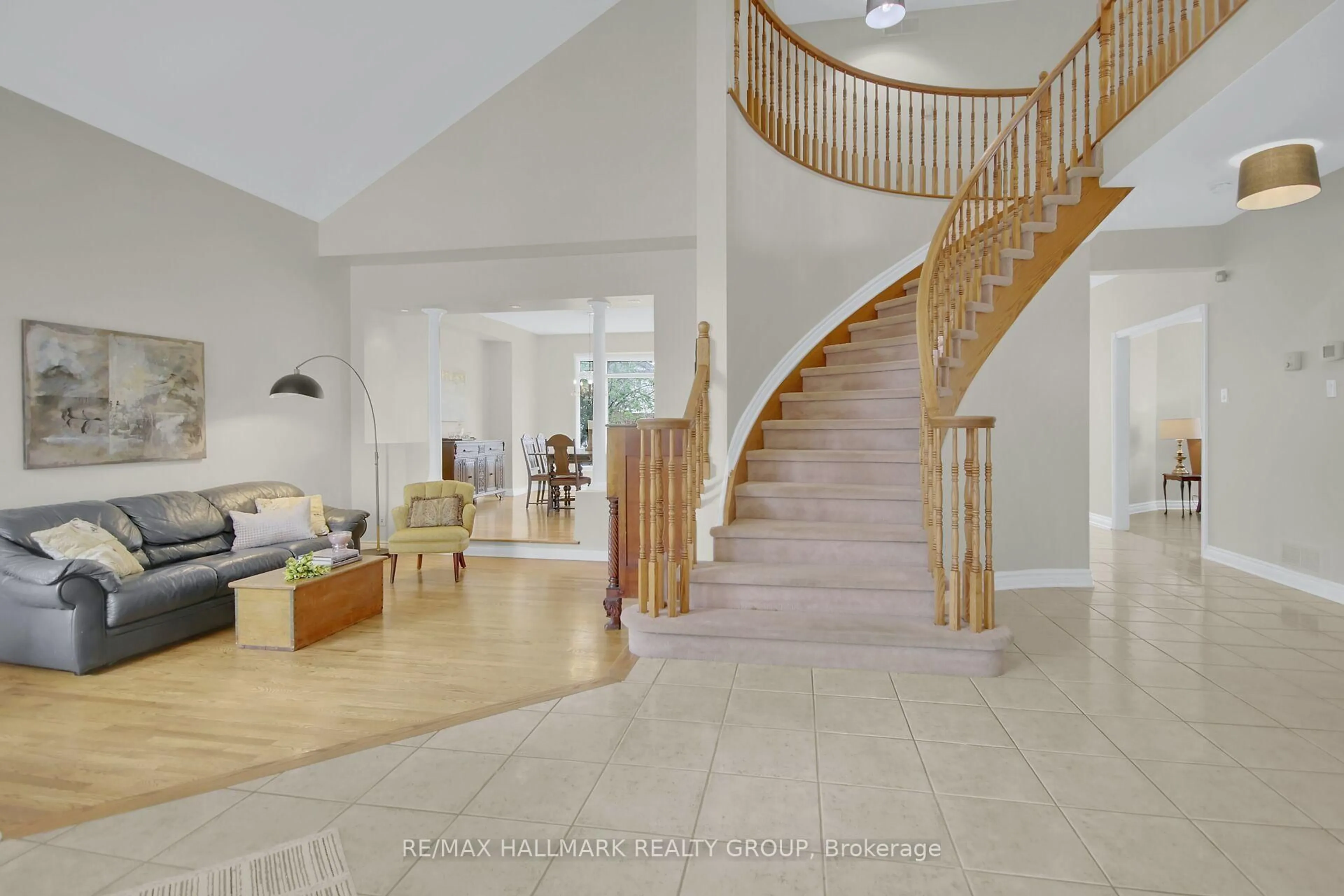 Indoor foyer for 138 Shaughnessy Cres, Ottawa Ontario K2K 2N3