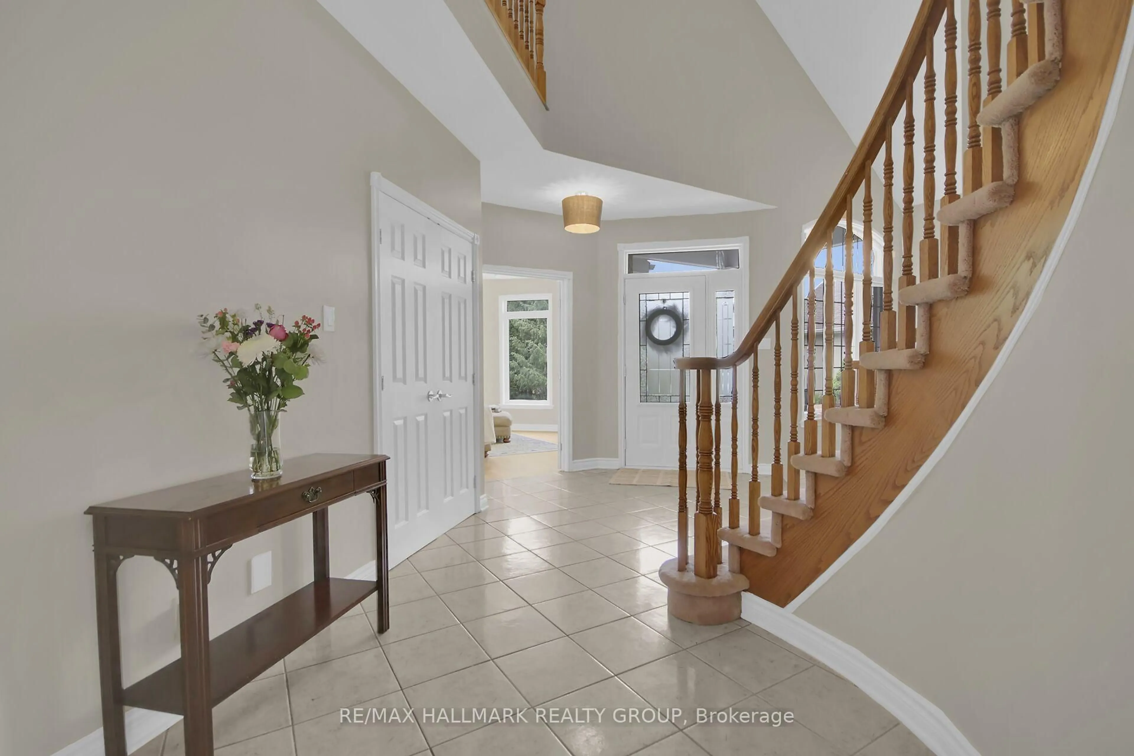 Indoor entryway for 138 Shaughnessy Cres, Ottawa Ontario K2K 2N3