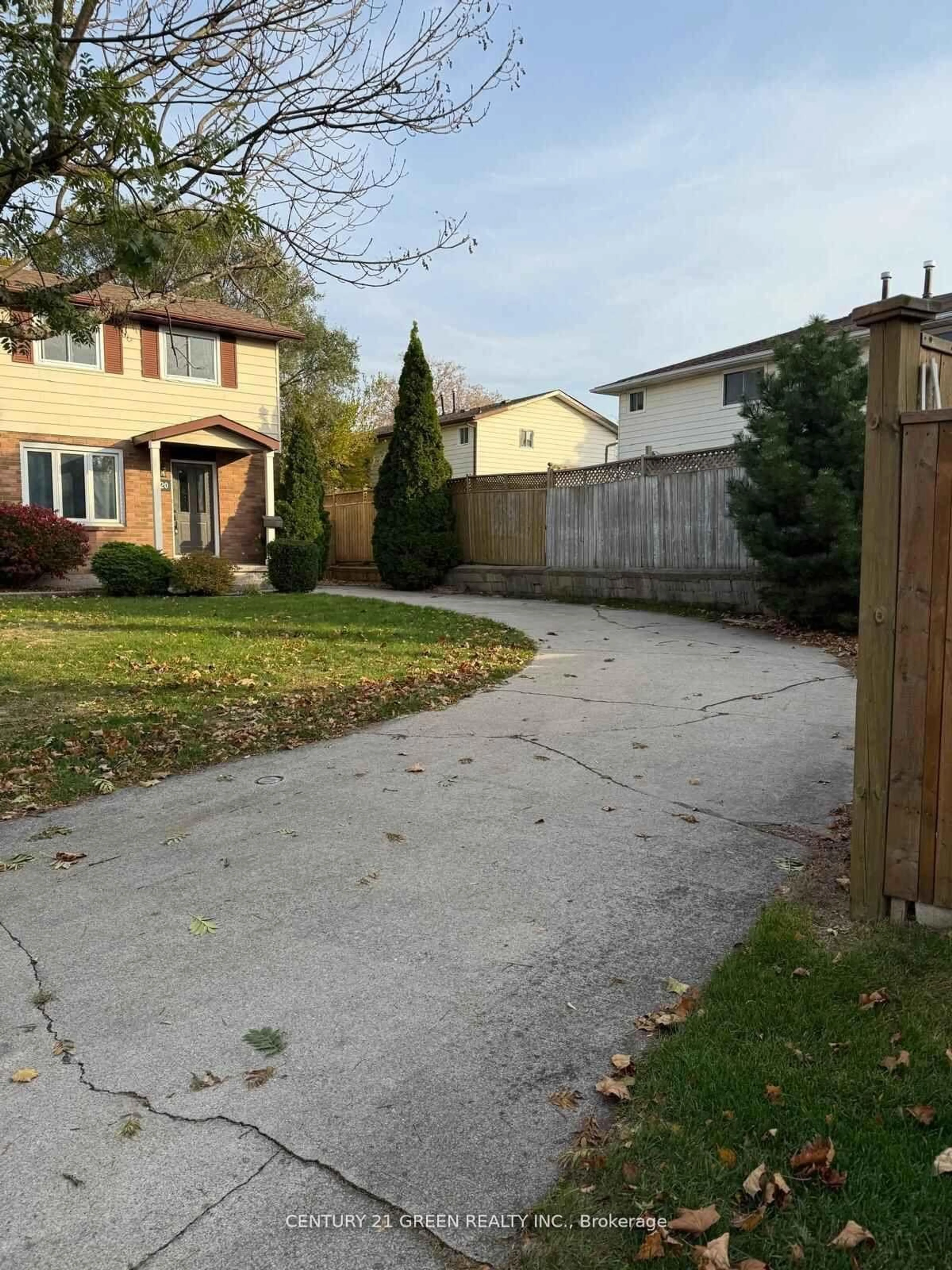 A pic from outside/outdoor area/front of a property/back of a property/a pic from drone, street for 720 Hillary St, Sarnia Ontario N7T 7T8