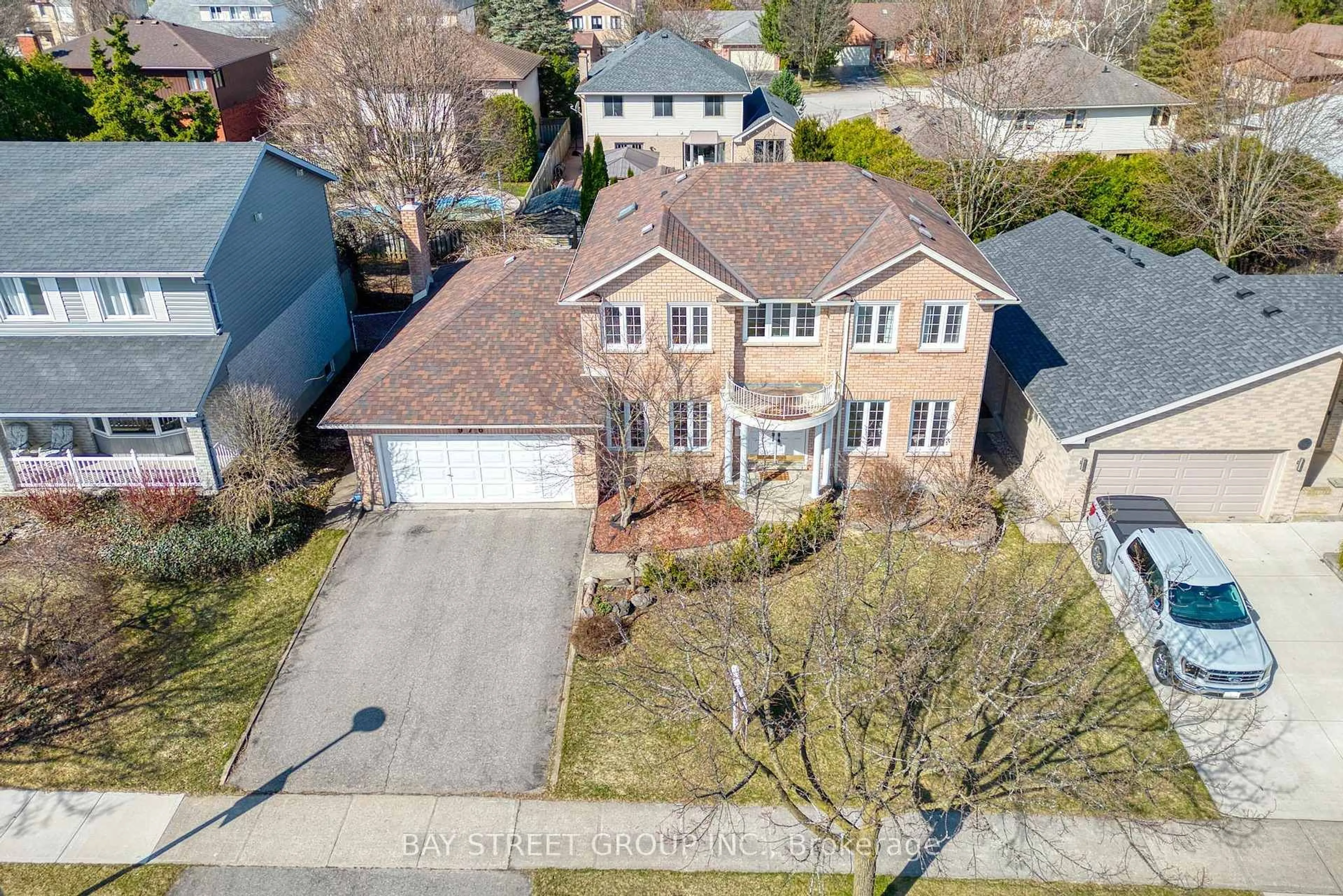 A pic from outside/outdoor area/front of a property/back of a property/a pic from drone, street for 976 Griffith St, London South Ontario N6K 3Z3