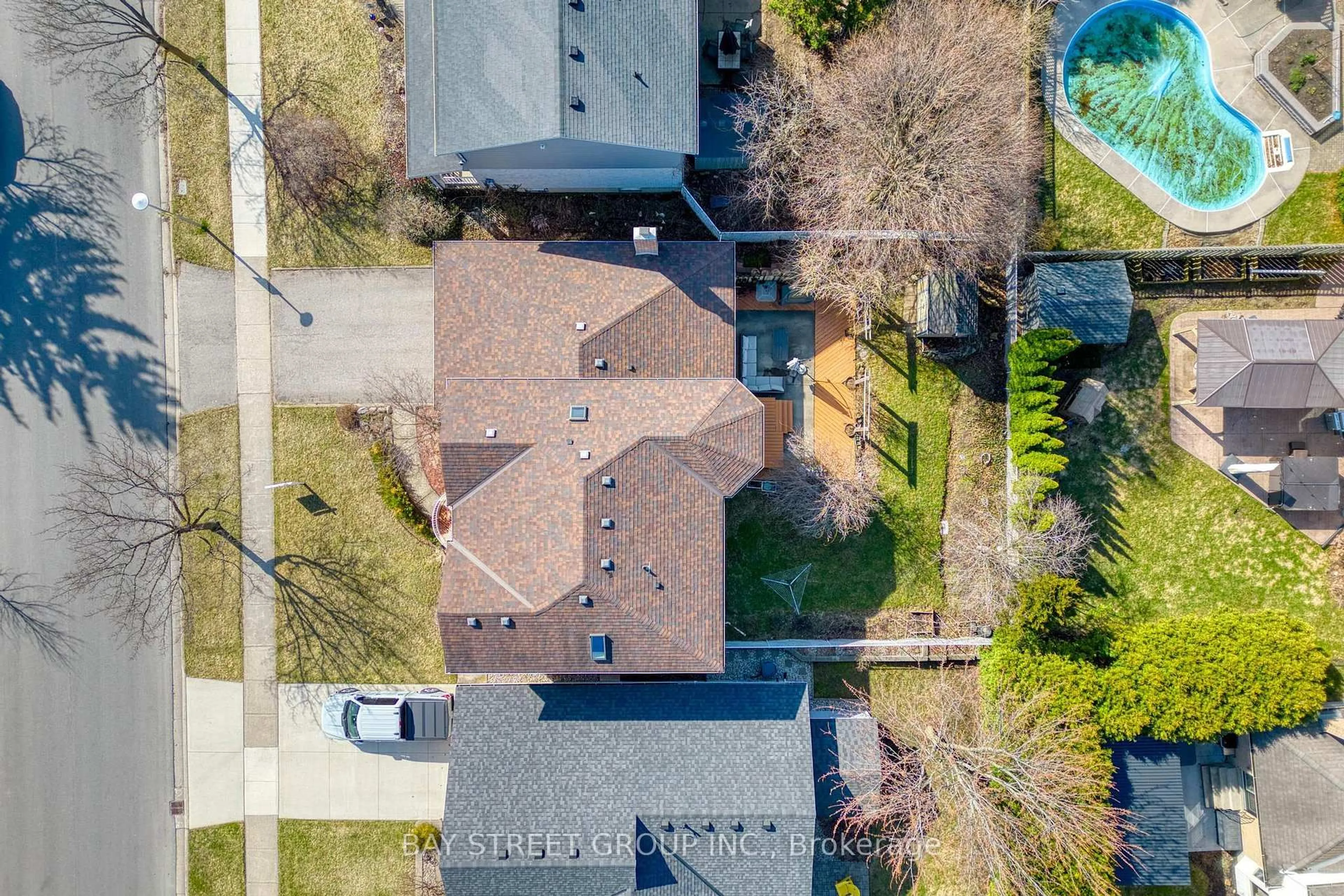 A pic from outside/outdoor area/front of a property/back of a property/a pic from drone, street for 976 Griffith St, London South Ontario N6K 3Z3