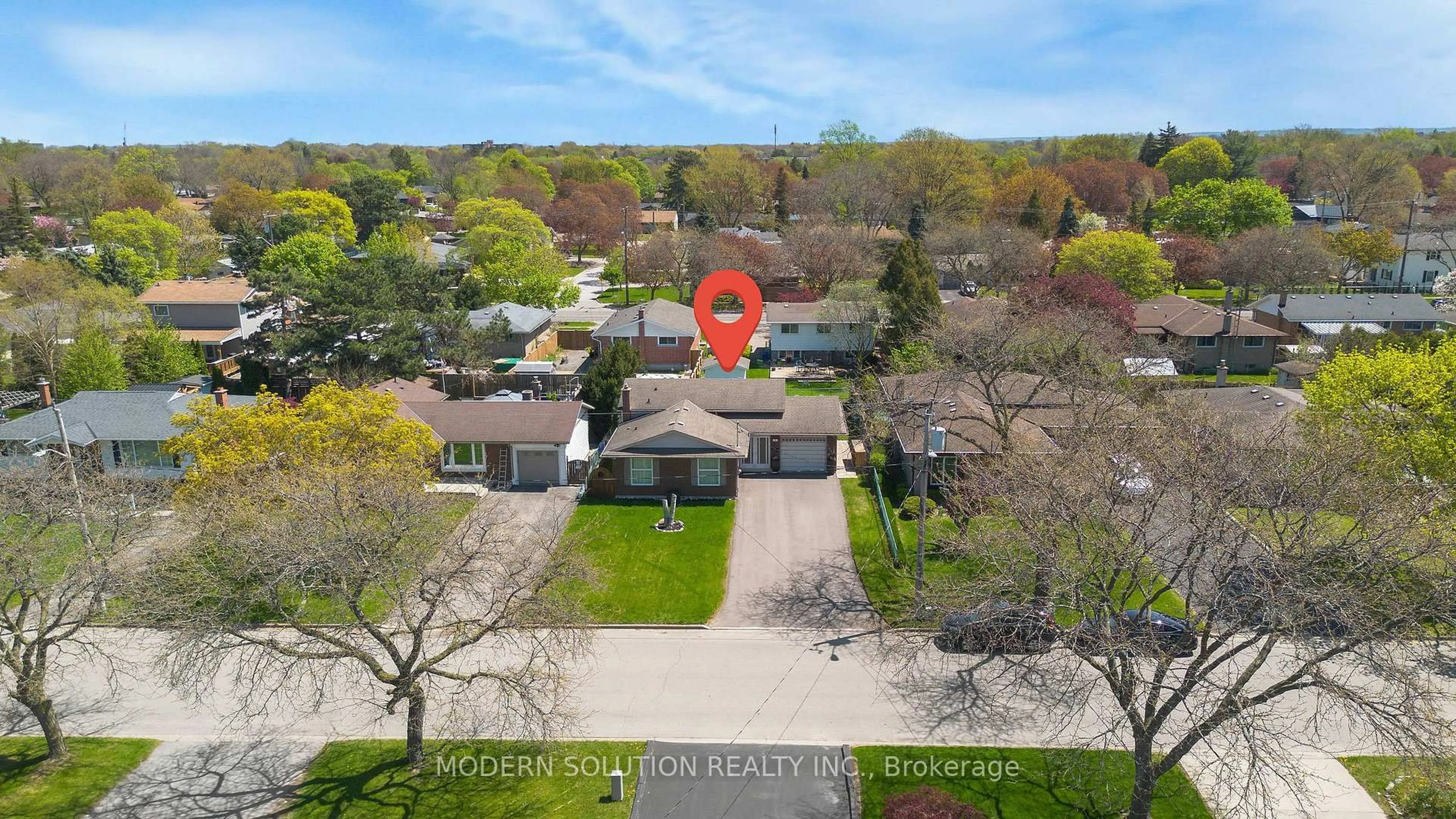 A pic from outside/outdoor area/front of a property/back of a property/a pic from drone, street for 90 Glen Park Rd, St. Catharines Ontario L2N 3E9