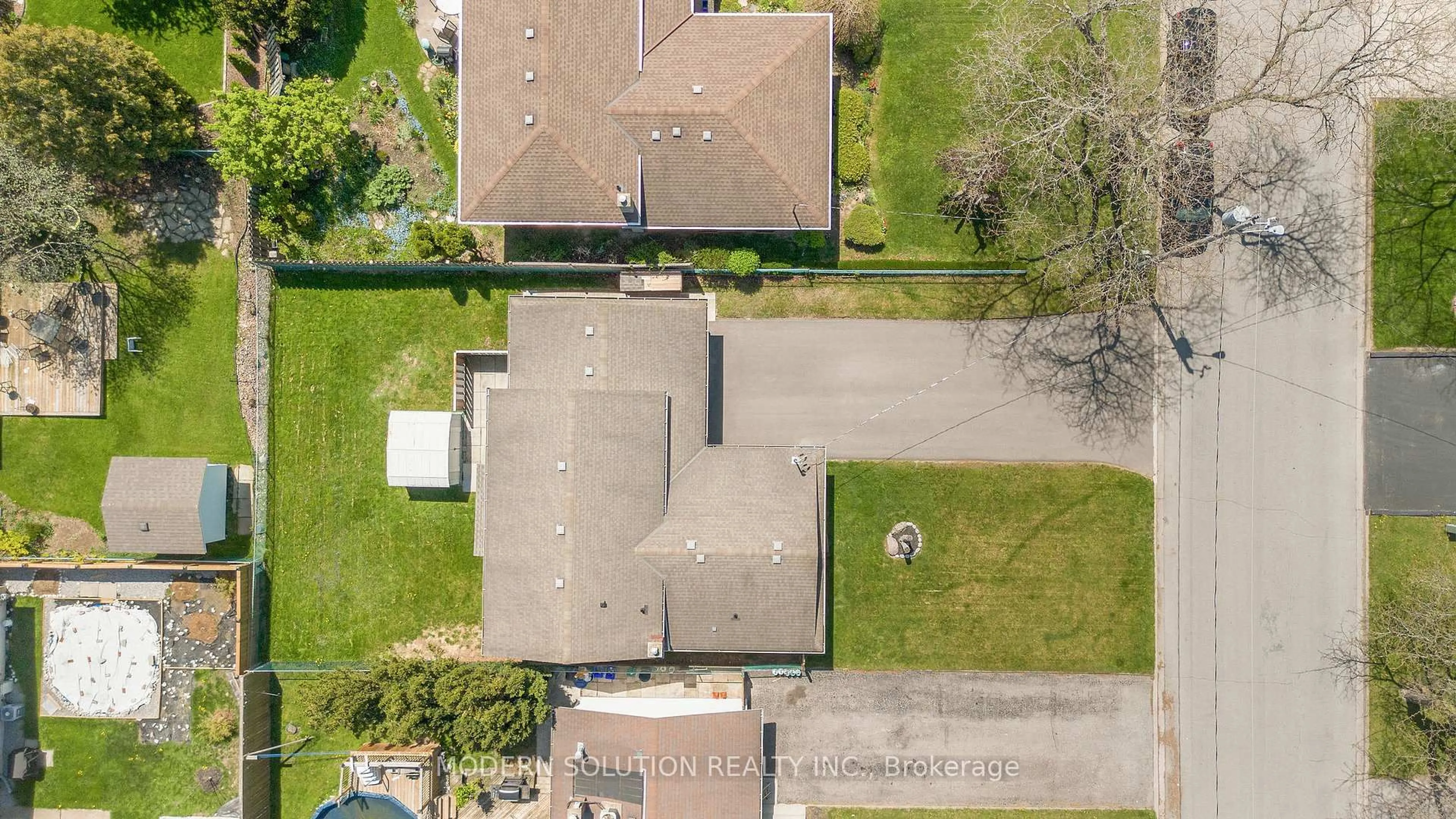 A pic from outside/outdoor area/front of a property/back of a property/a pic from drone, street for 90 Glen Park Rd, St. Catharines Ontario L2N 3E9