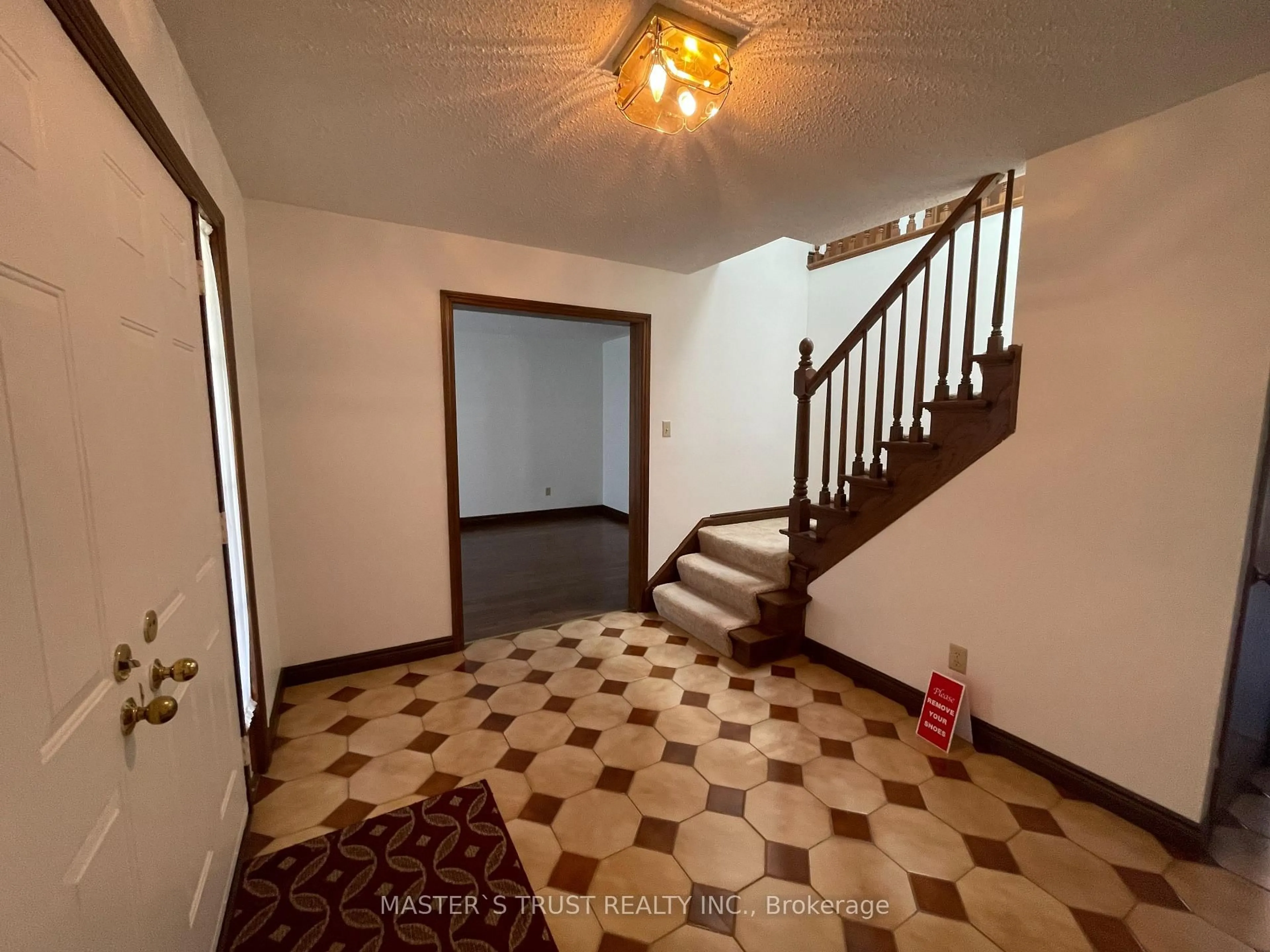 Indoor foyer for 9 Mountainview Cres, London South Ontario N6J 4M9