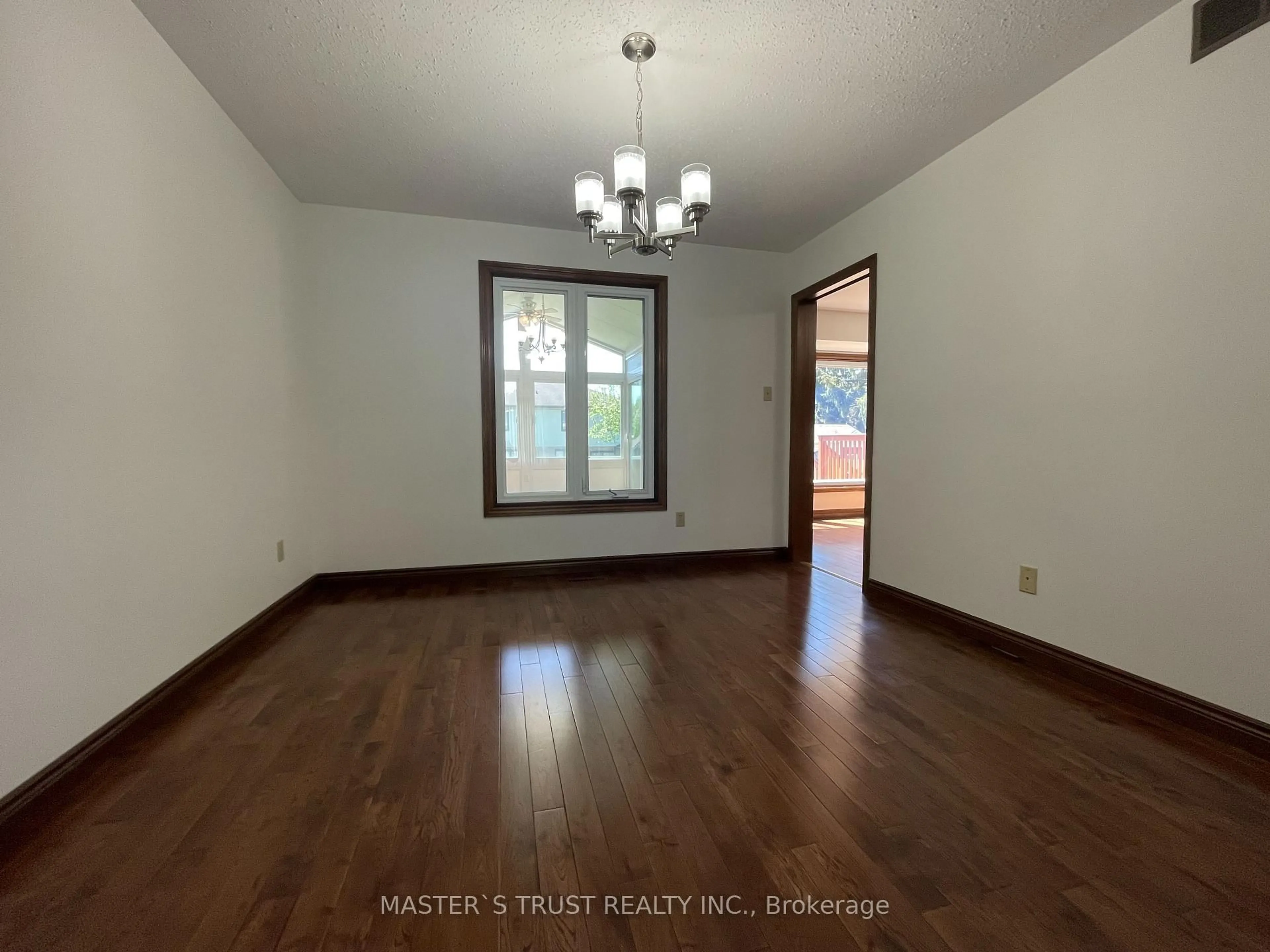 A pic of a room for 9 Mountainview Cres, London South Ontario N6J 4M9