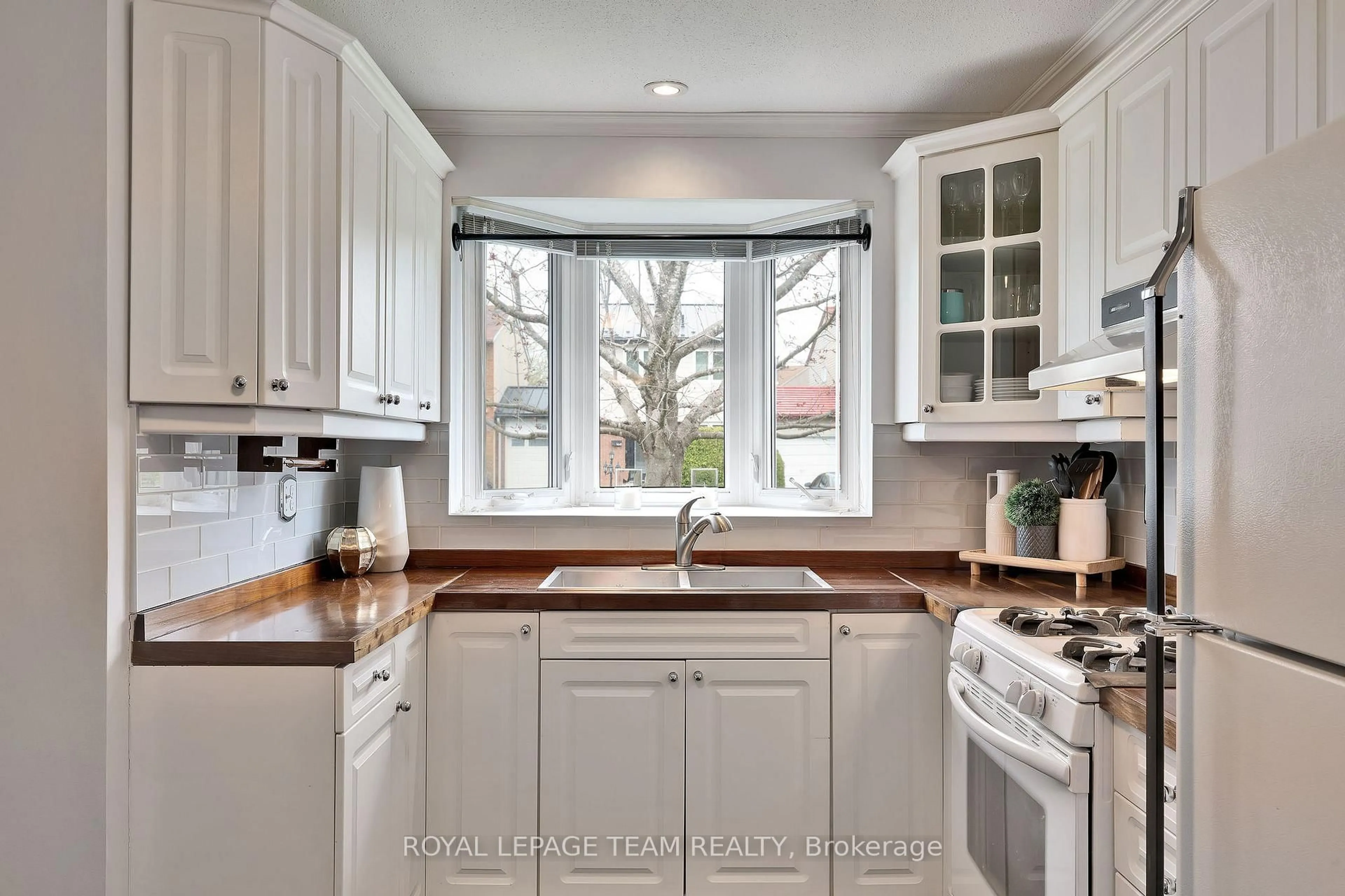 Unknown for 1642 Lafrance Dr, Orleans Ontario K1E 2L8