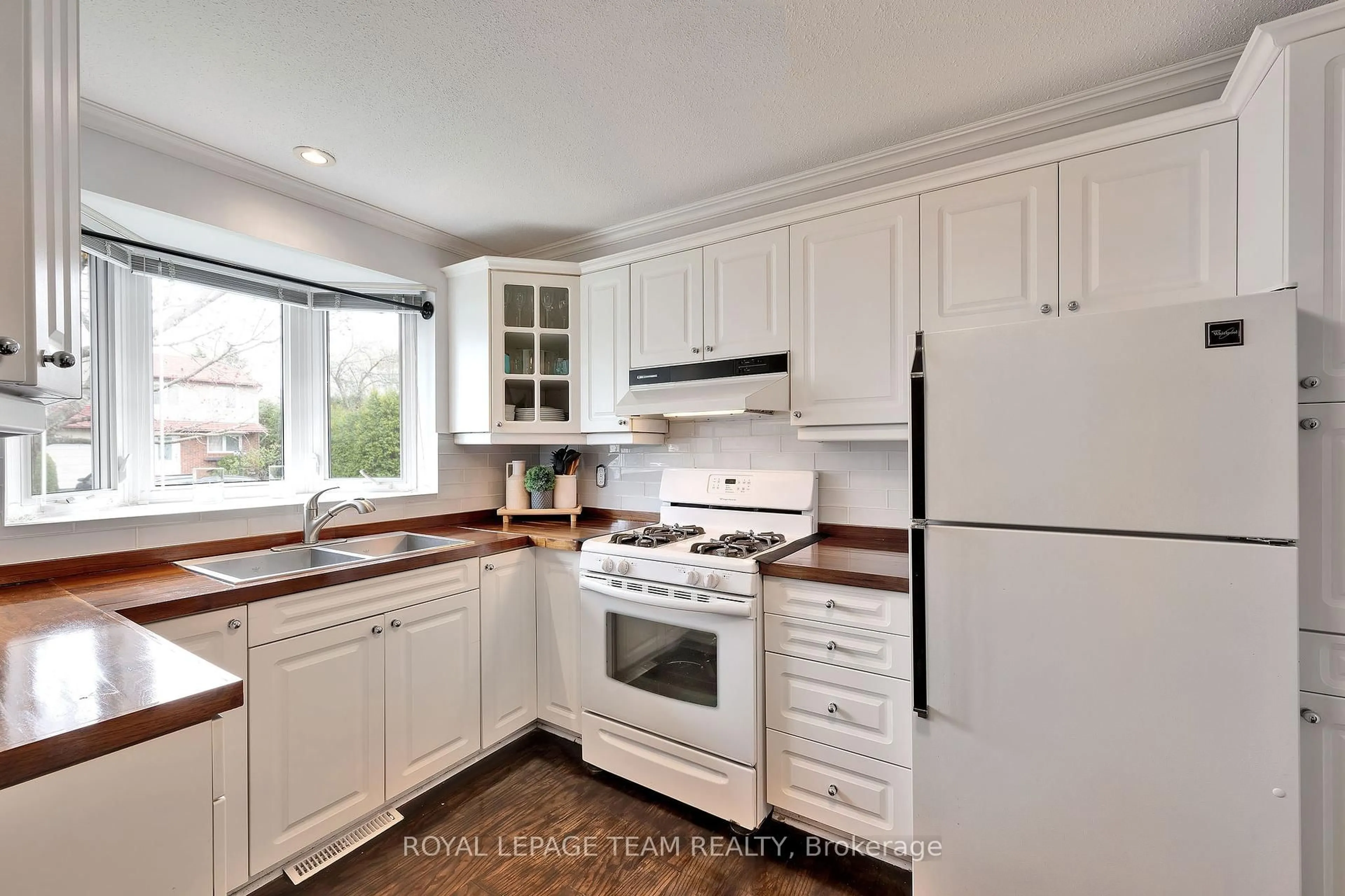 Standard kitchen, unknown for 1642 Lafrance Dr, Orleans Ontario K1E 2L8