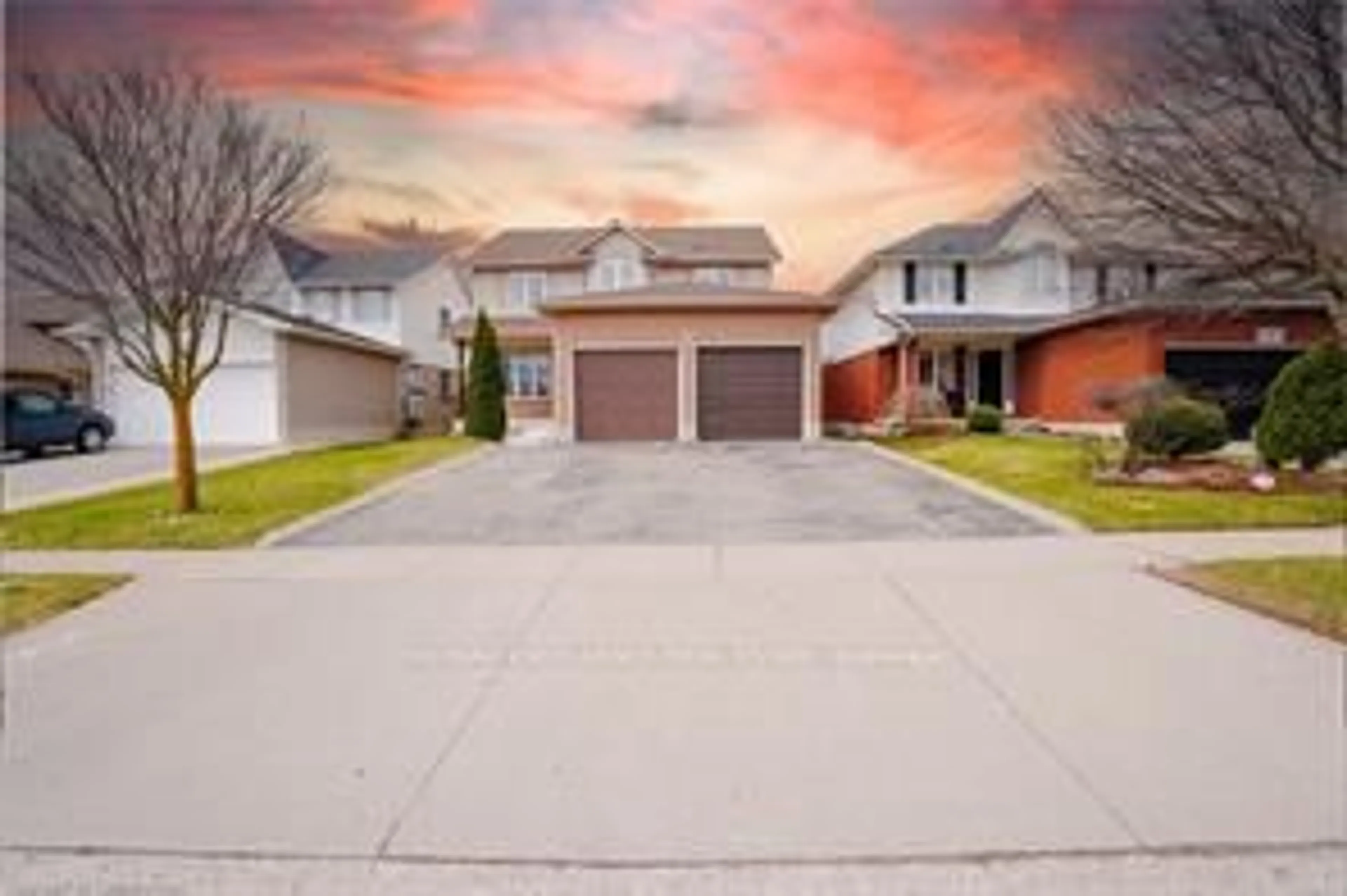 A pic from outside/outdoor area/front of a property/back of a property/a pic from drone, street for 76 Country Club Dr, Cambridge Ontario N1T 1Z8