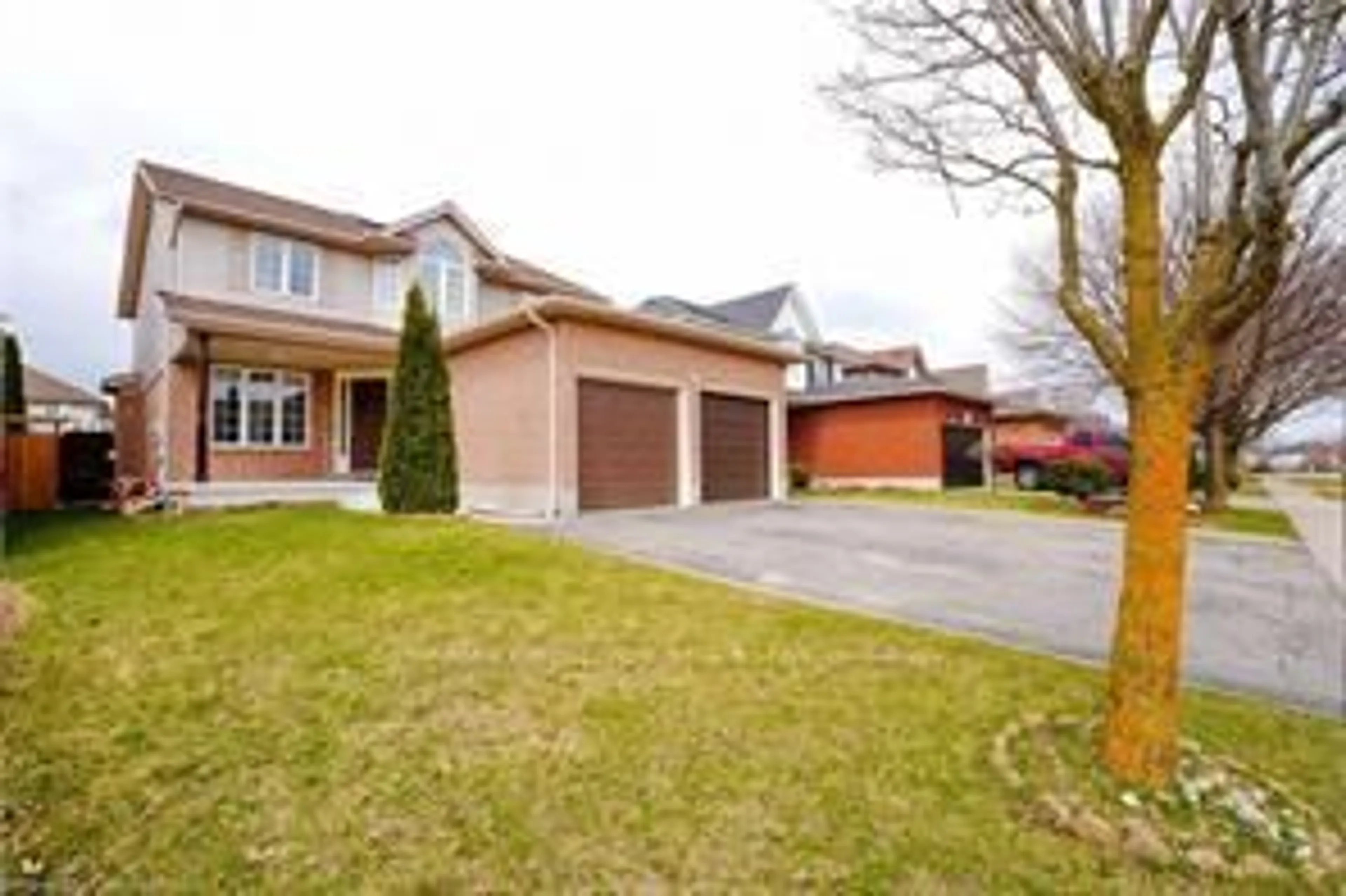 A pic from outside/outdoor area/front of a property/back of a property/a pic from drone, street for 76 Country Club Dr, Cambridge Ontario N1T 1Z8